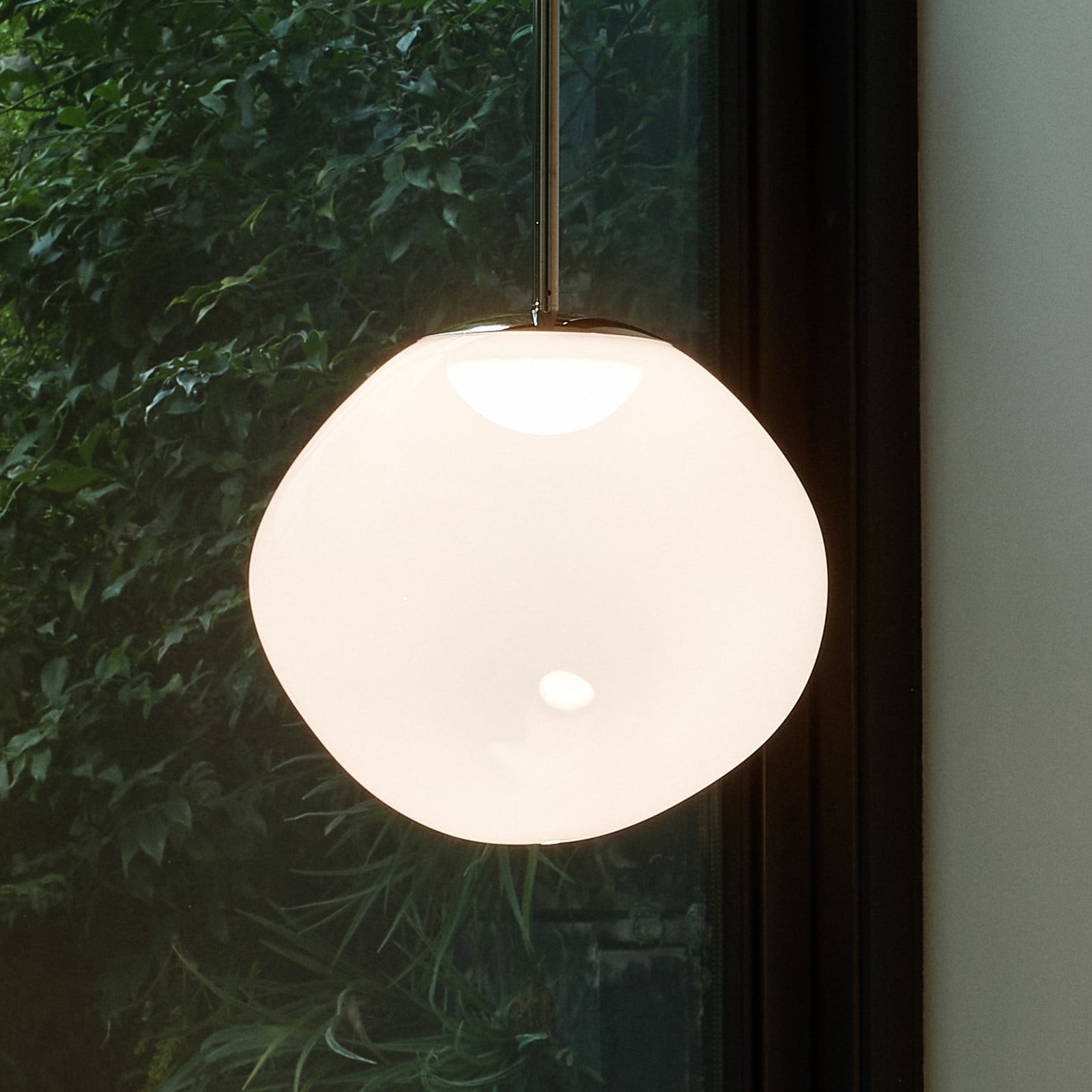 Lampă suspendată LED Tom Dixon Melt Ø 50 cm opal/auriu - Camera de zi / sufragerie - Design - opal auriu - Plastic