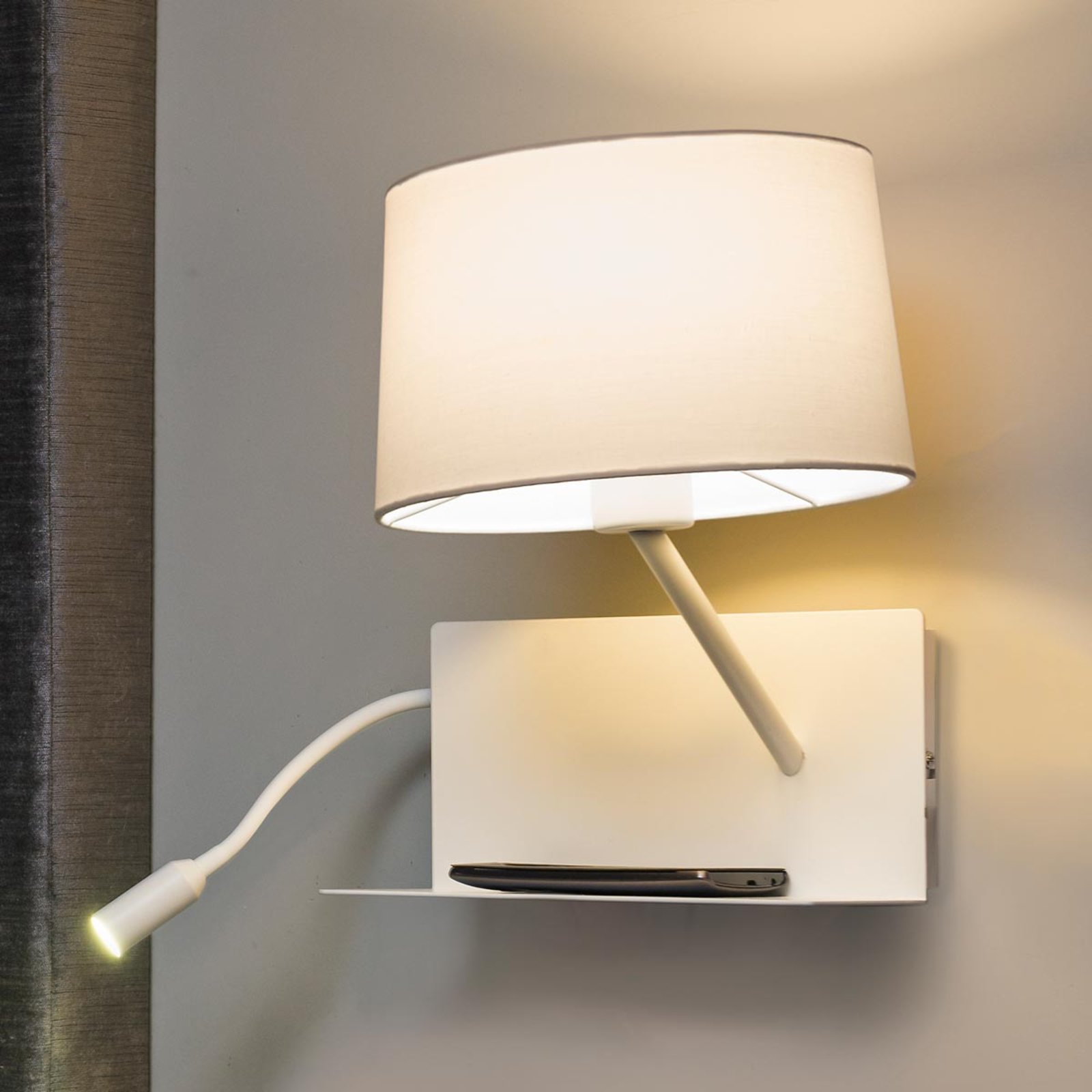 Lámpara de pared Handy con brazo de lectura LED