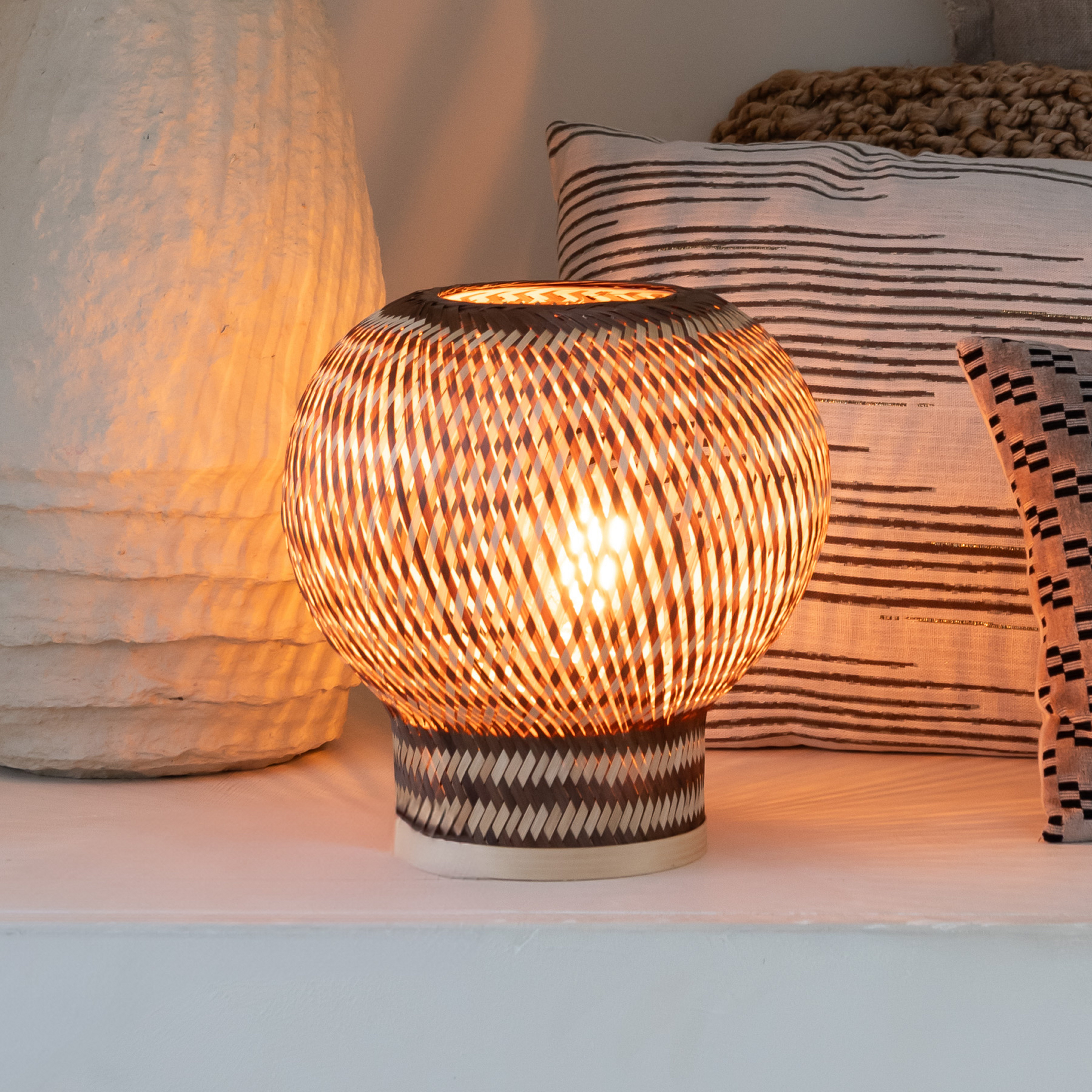 GOOD & MOJO stolní lampa Barbados, hnědá, Ø 25 cm, bambus, E27