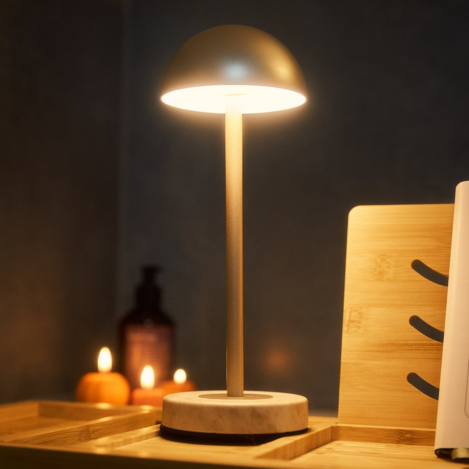 Lindby LED punjiva stolna lampa Pippin, zlatna/travertin, IP44