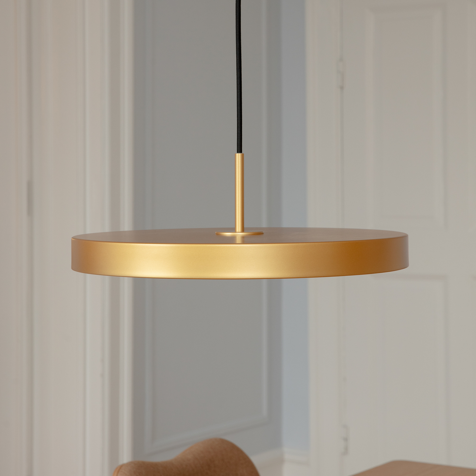 Asteria Medium LED hanging light, brass-coloured, Ø 43 cm - UMAGE