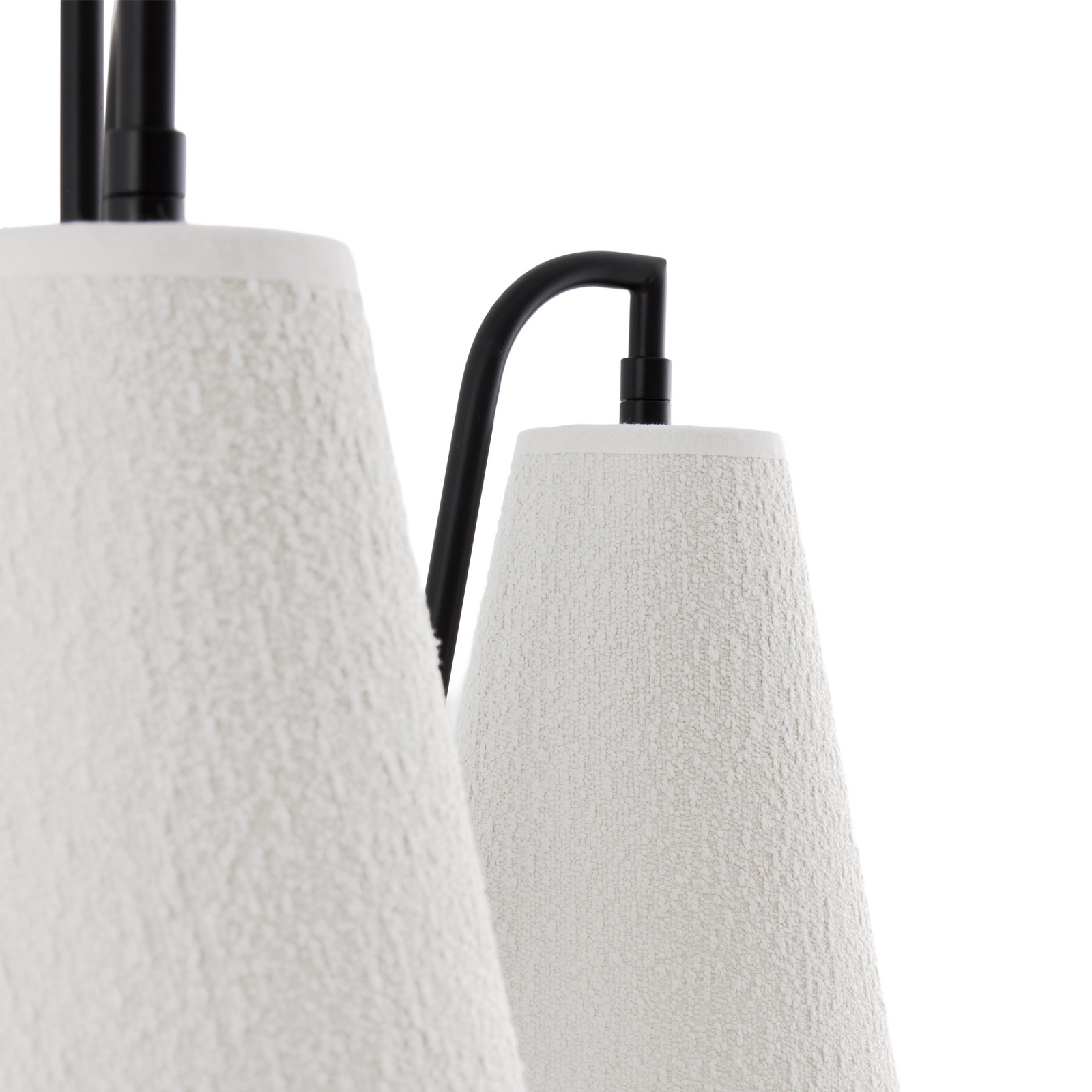 Globen Lighting Κρεμαστό φωτιστικό Lou 3, λευκό Bouclé/μαύρο ύφασμα Globen Lighting Κρεμαστό φωτιστικό Lou 3, λευκό Bouclé/μαύρο ύφασμα