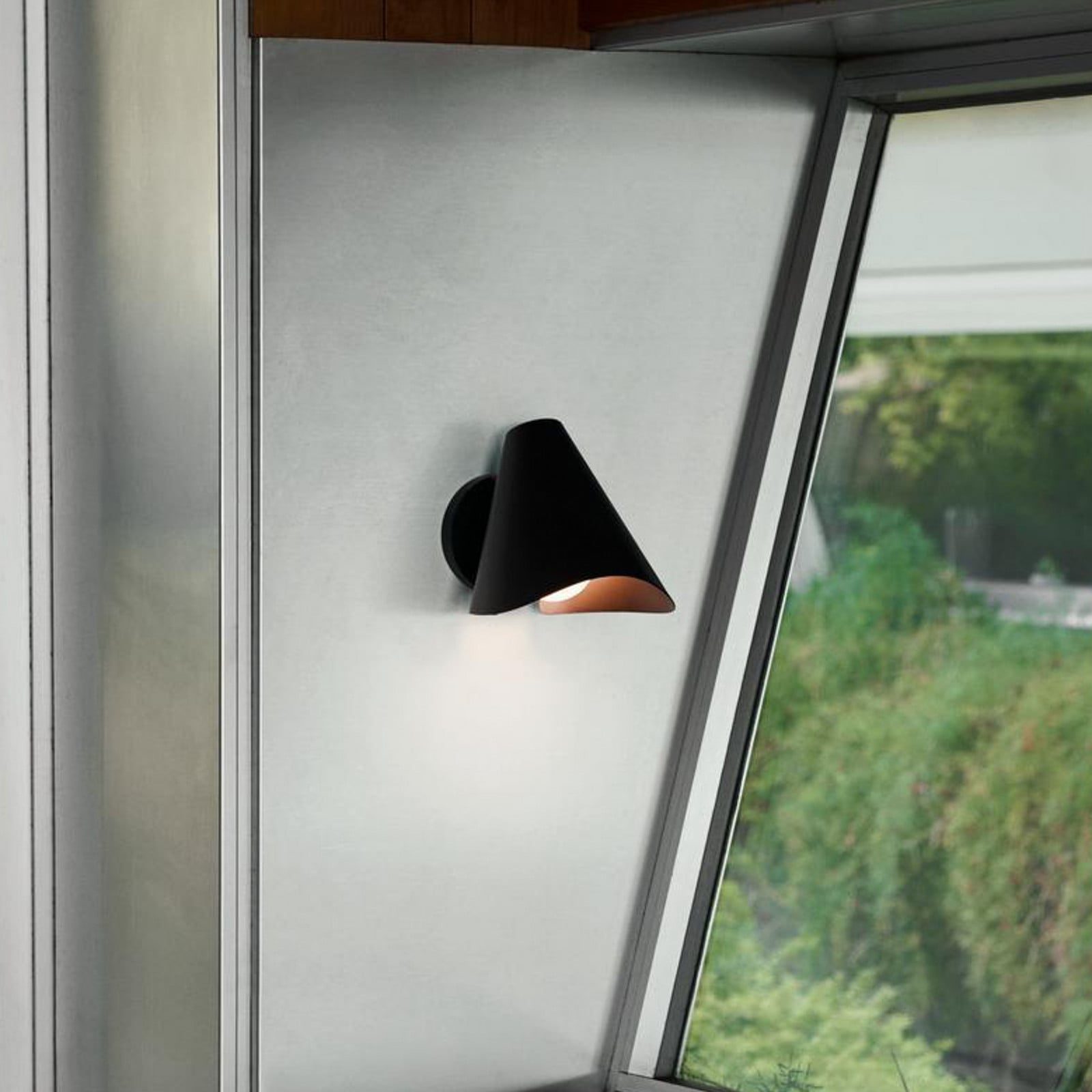 Bonnet SC103 V&auml;gglampa Svart &Tradition - Vardagsrum - Modern - Aluminium - Med en ljusk&auml;lla