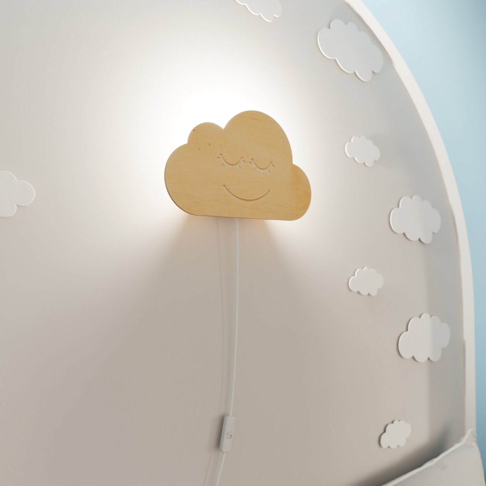 Koka sienas gaismeklis "Cloud" ar kontaktdakšu un slēdzi