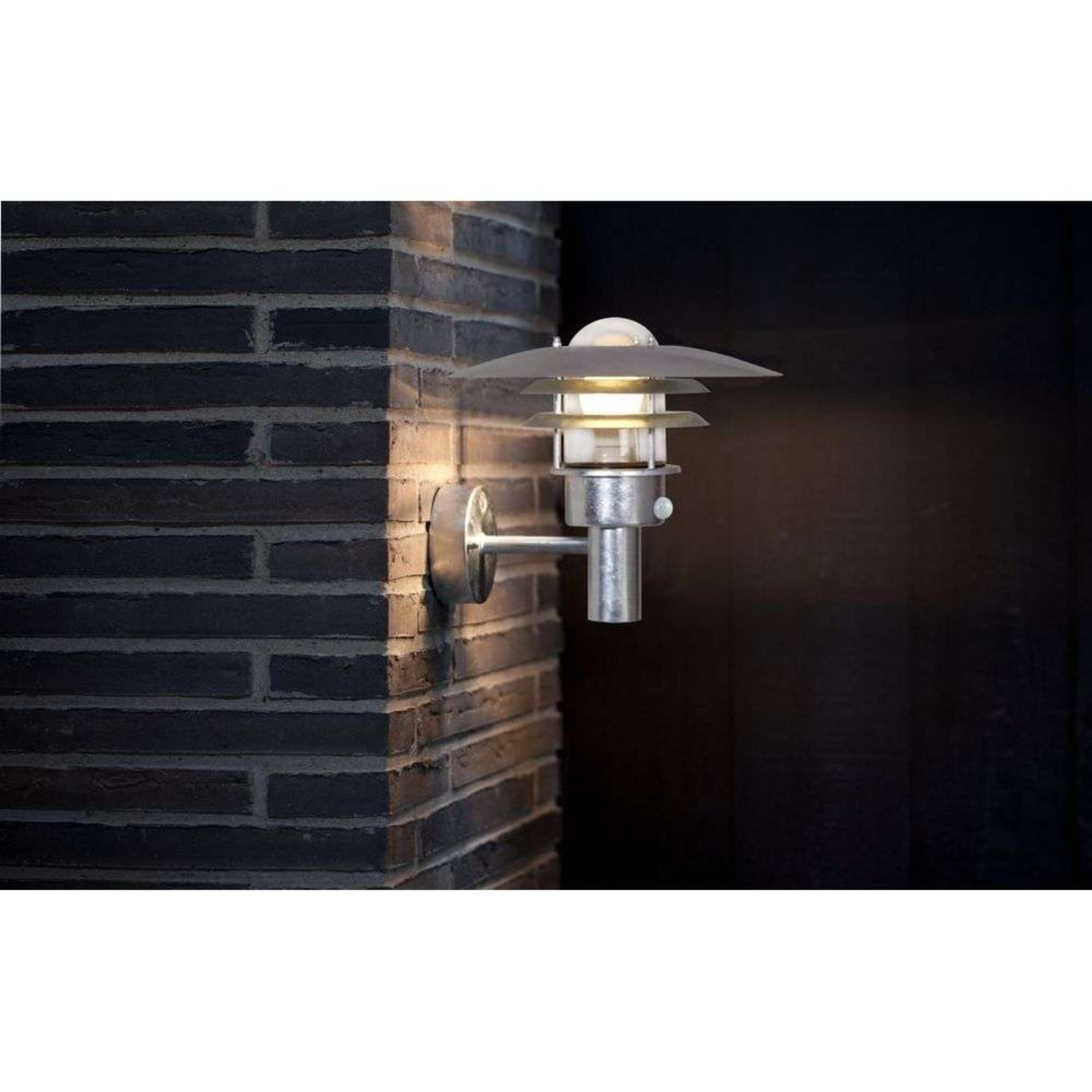 L&oslash;nstrup 32 V&auml;gglampa w/Sensor Galvanised Nordlux - Metall