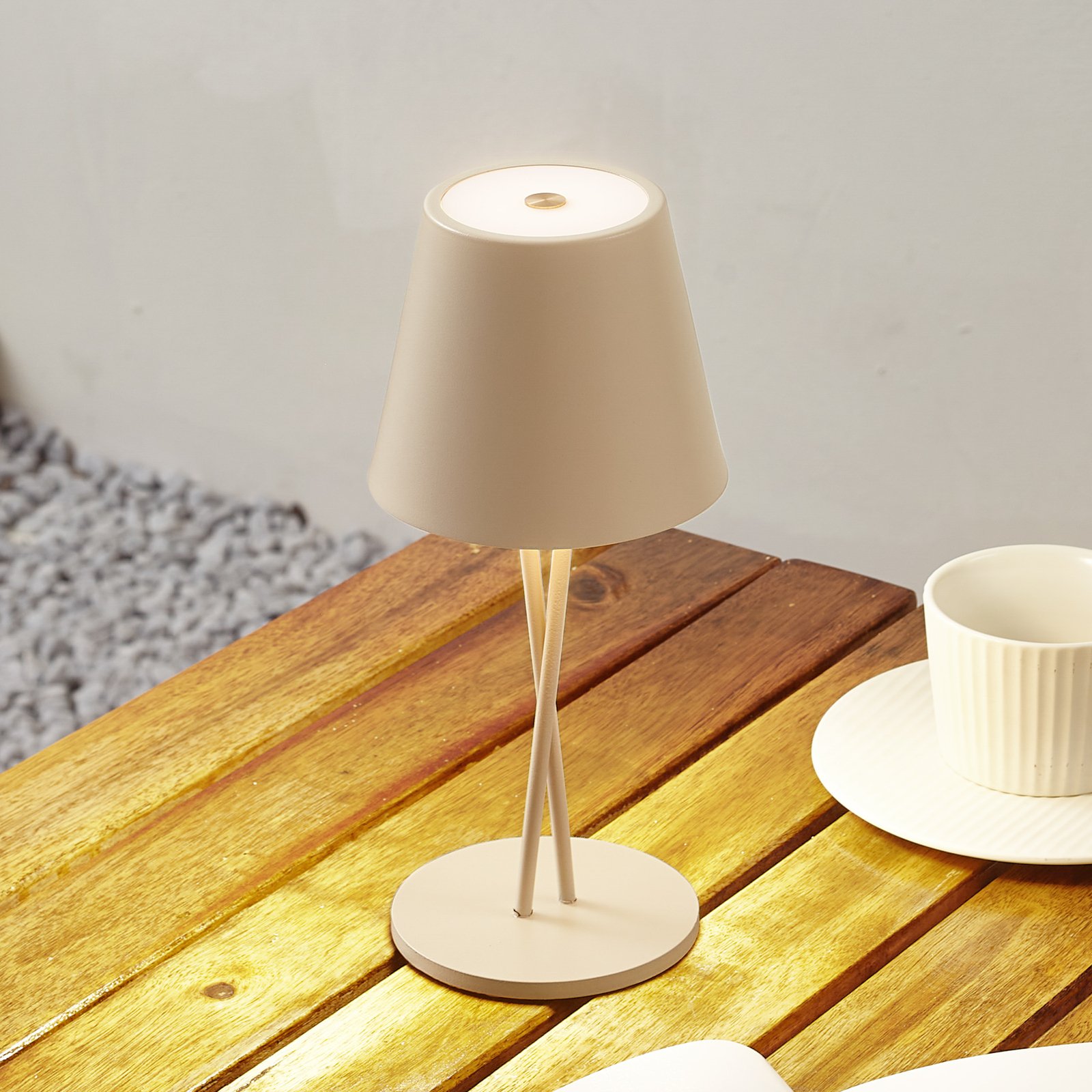 Lindby LED genopladelig bordlampe Janea, krydset, beige, metal