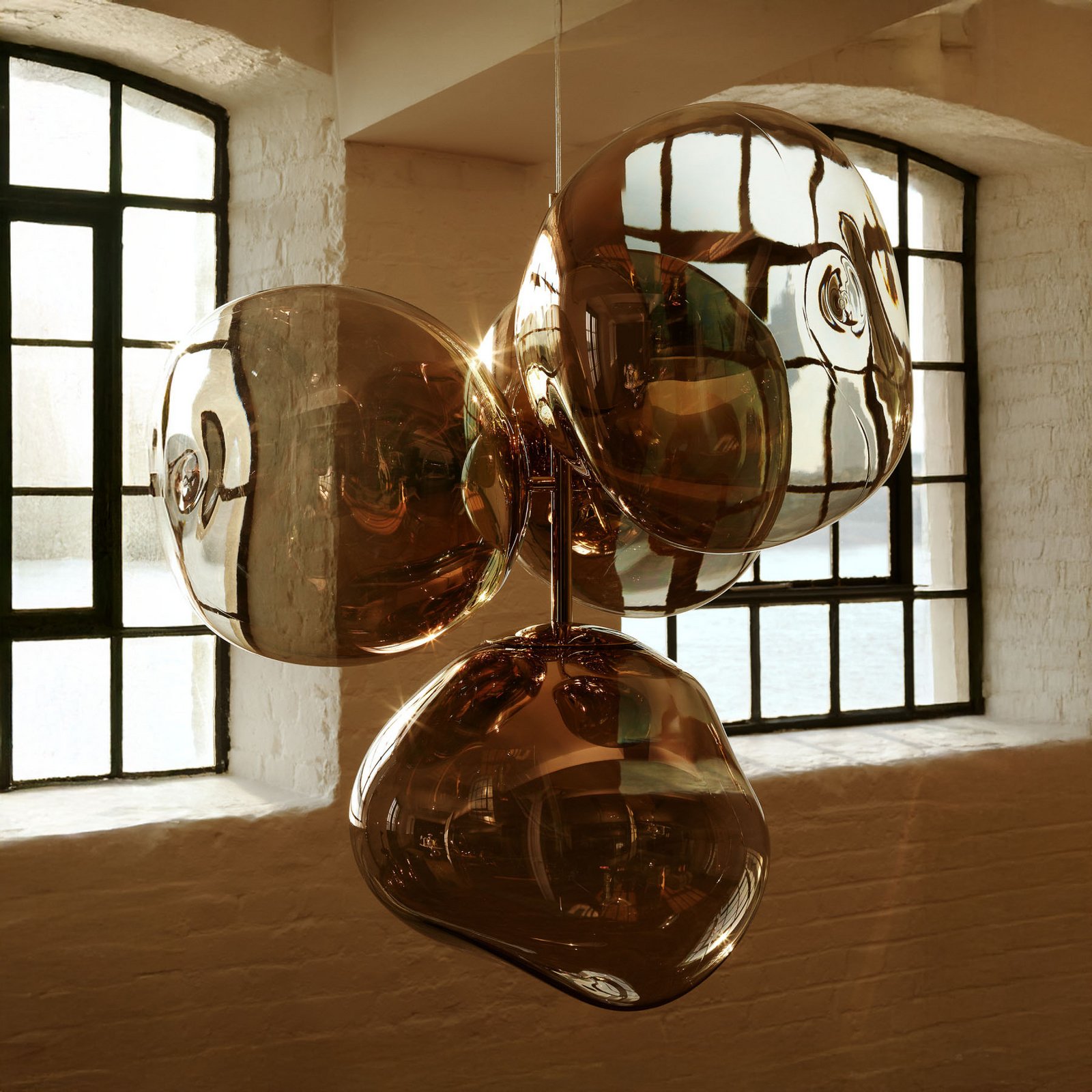 Lámpara colgante LED Melt Chandelier Mini de Tom Dixon, color bronce