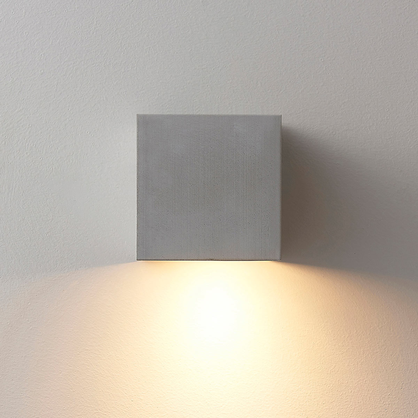 Angular concrete wall lamp Gerda