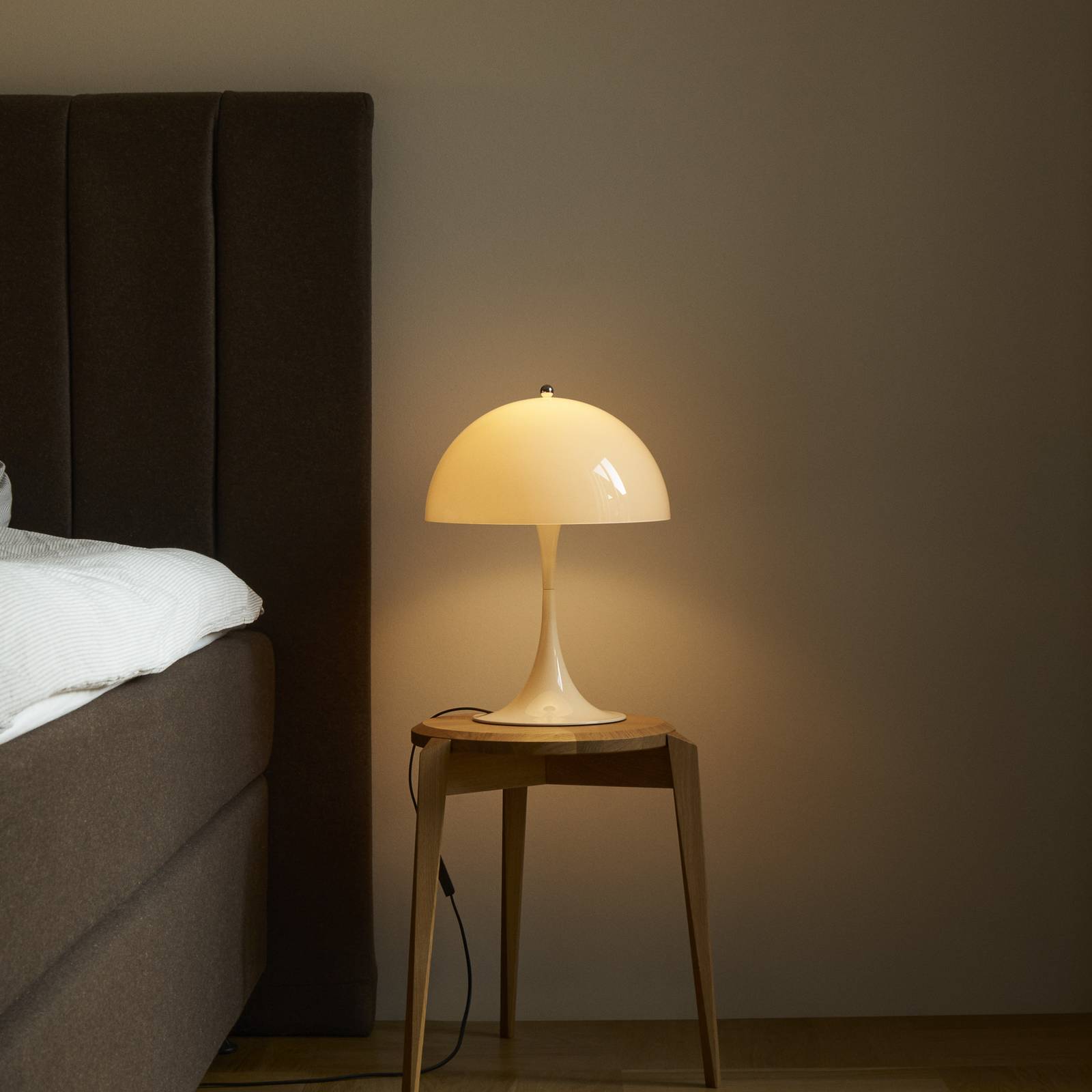 Louis Poulsen Tischlampe Panthella 320, beige, Ø 32 cm, E14 günstig online kaufen