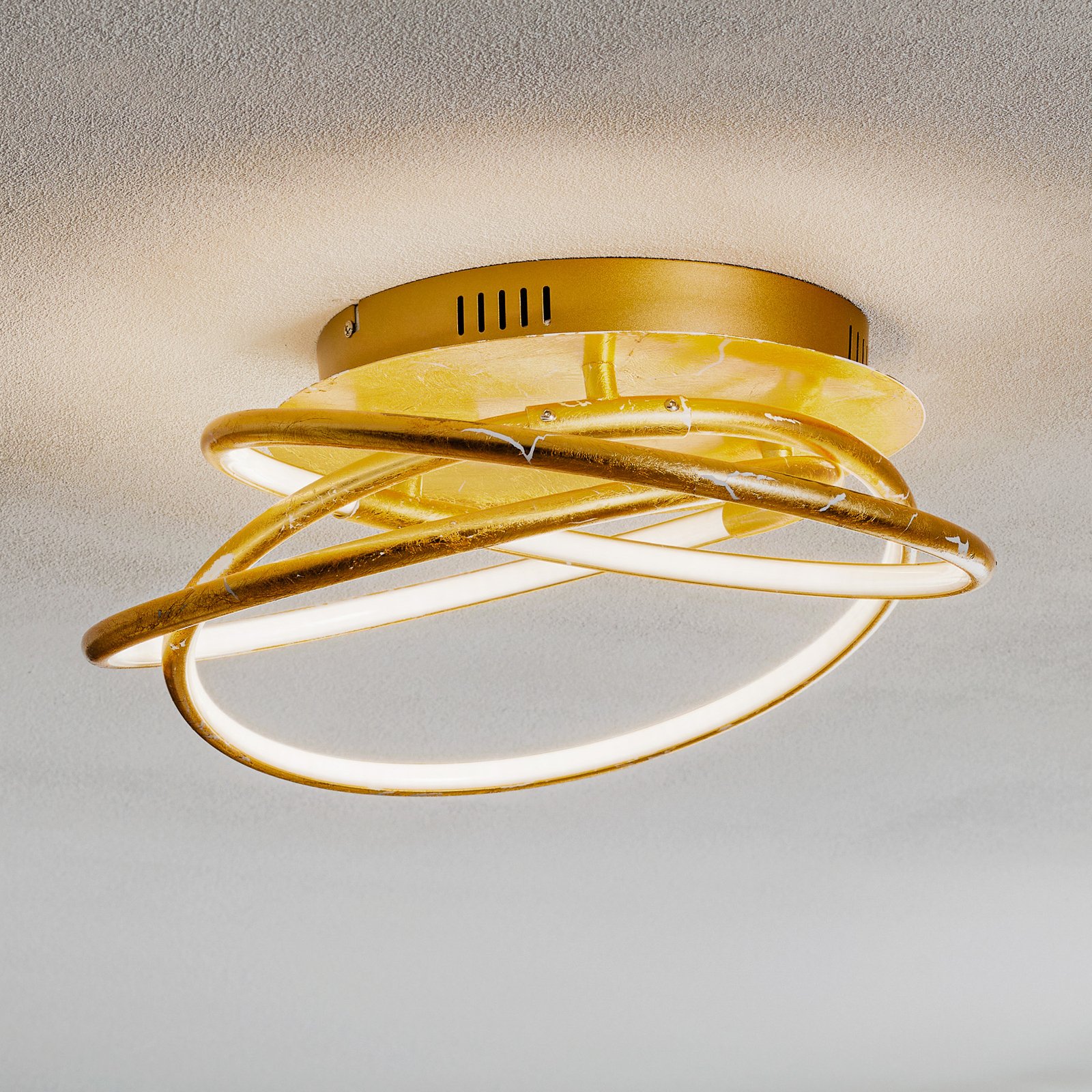 Barna - een golden vormgegeven LED plafondlamp