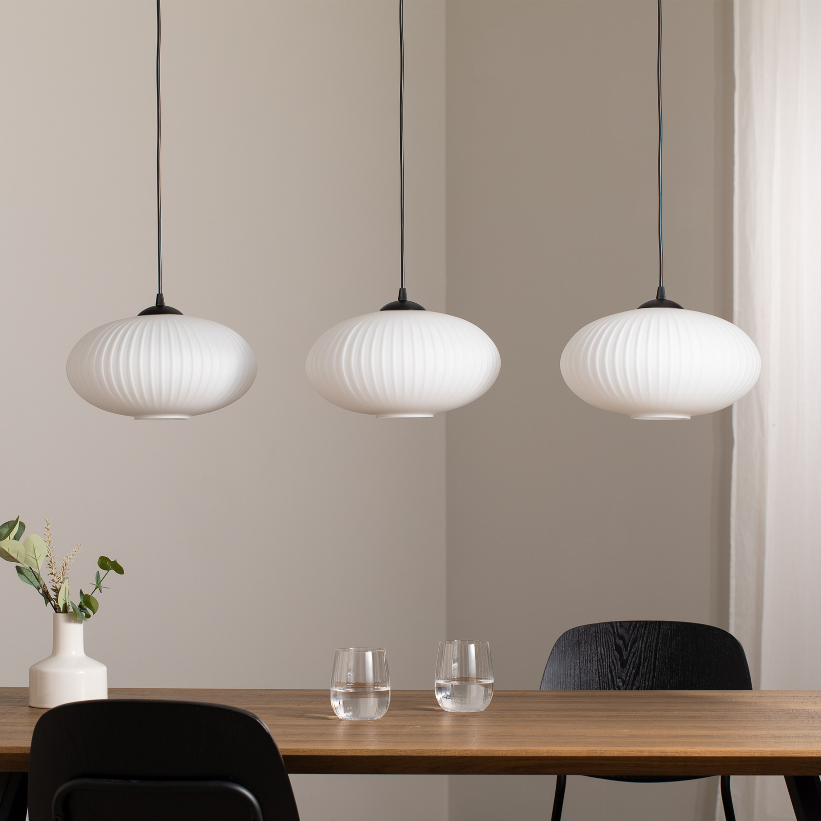 Esszimmerlampe Coco, Länge 115 cm, schwarz/opal, Glas, 3-flg