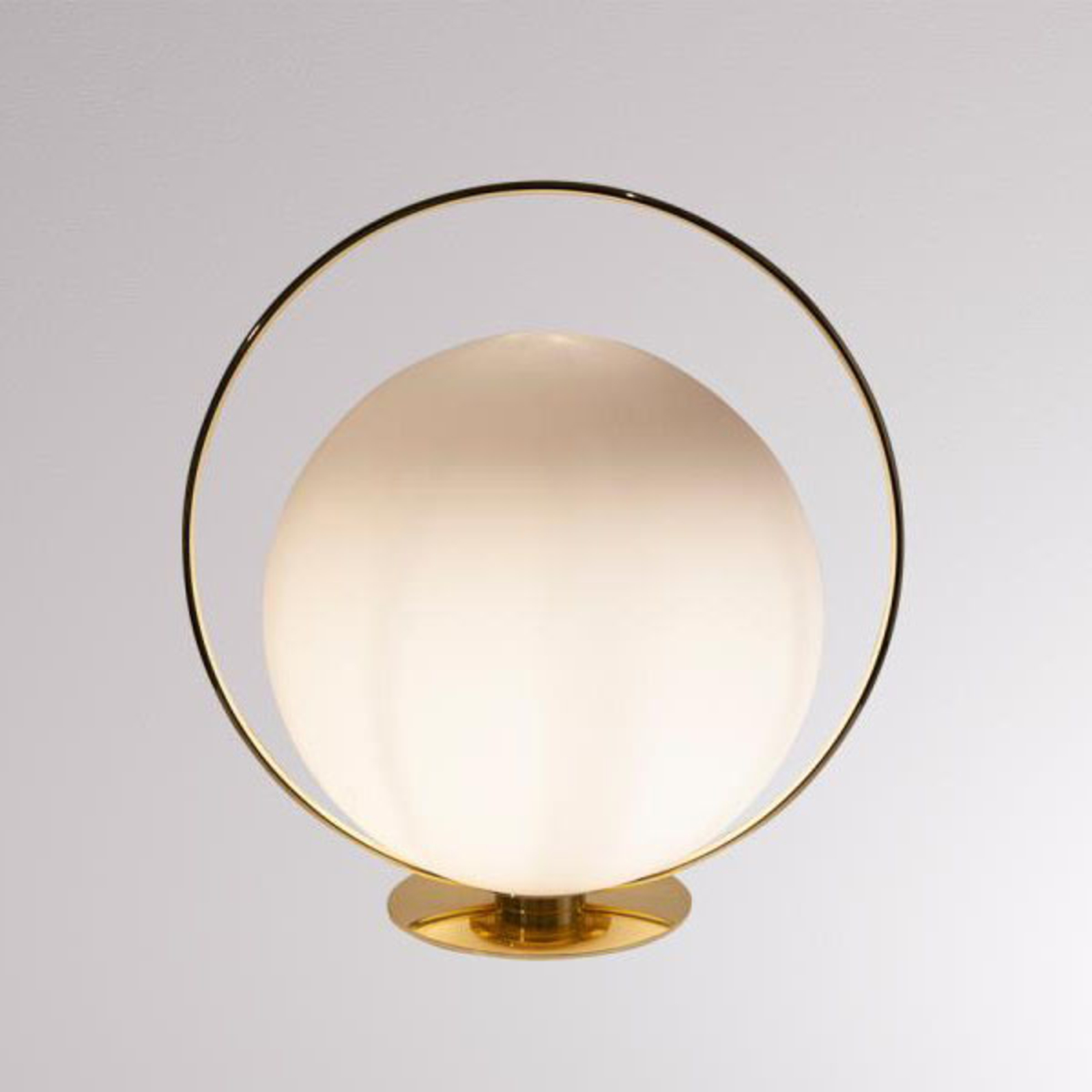 LOUM Tycho table lamp, brass-coloured ring, for Living / Dining Room, glass, metal, E27, 9 W, energy efficiency: A++, H: 46 cm