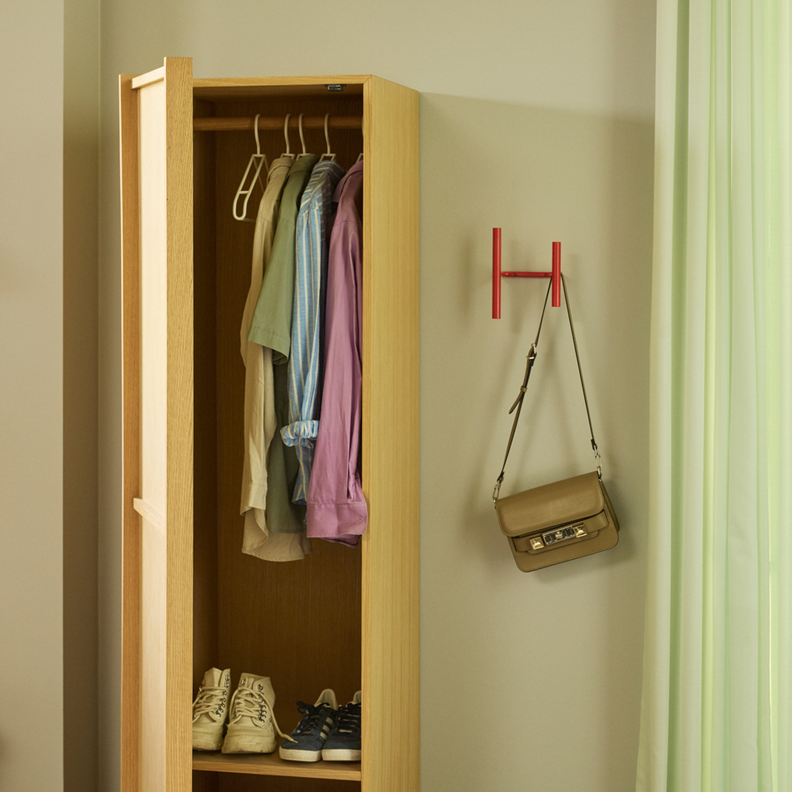 Perchero de pared Flip rojo, ancho 20 cm - Hübsch