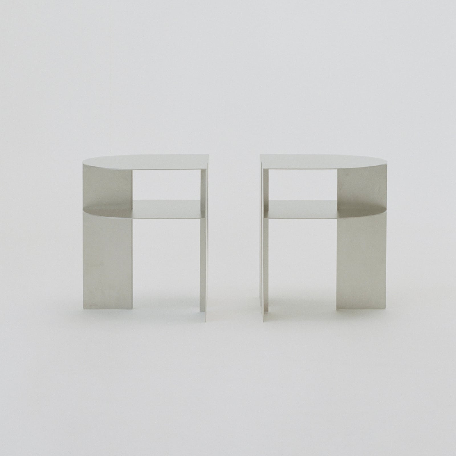 Rand sidebord, sandfarget, 48 cm, stål – New Works
