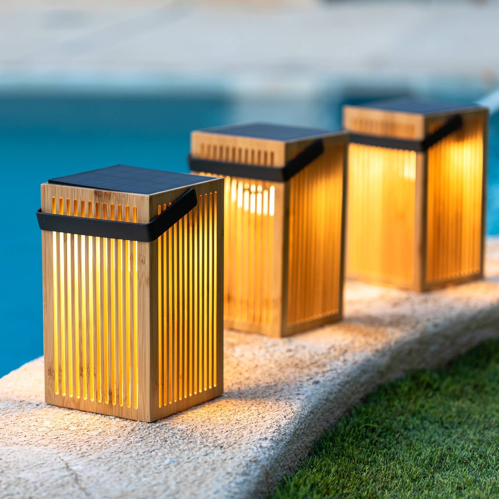 Newgarden Okinawa LED-solcellsbordslampa i bambu