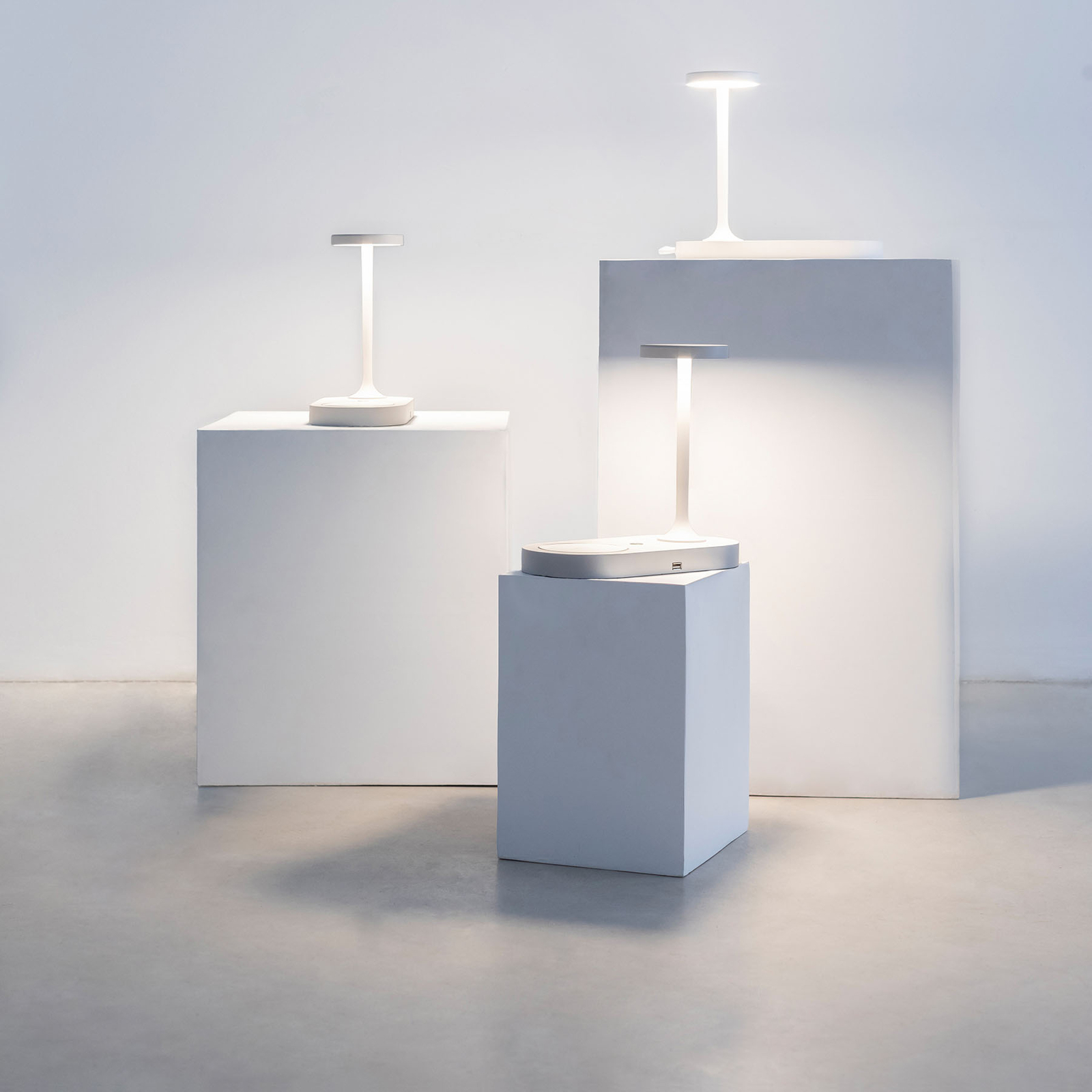 LED-Tischleuchte Ceres mit Ladestation