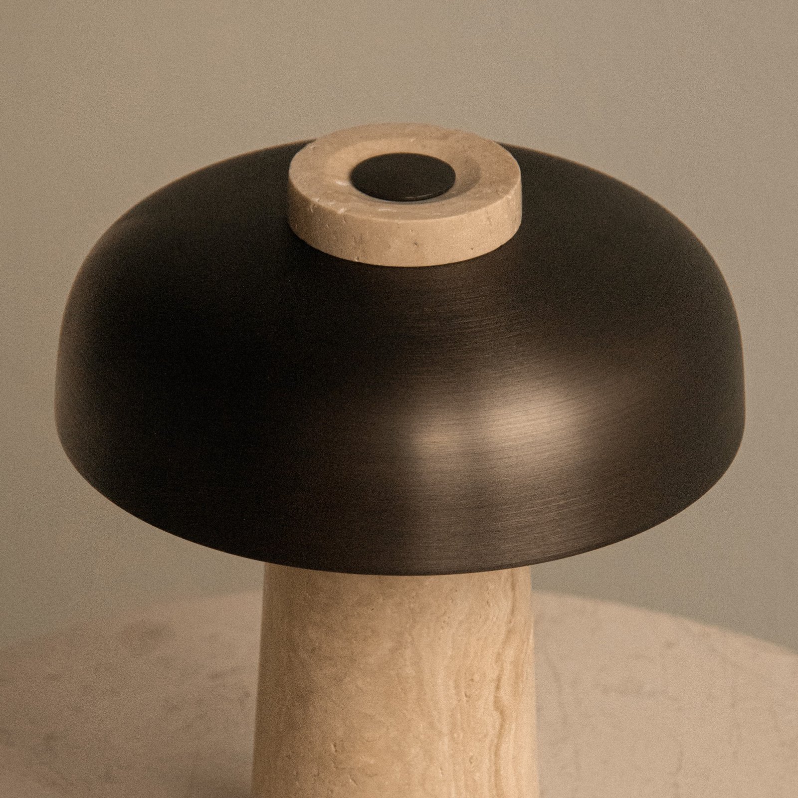 Reverse Přenosné Stolní Lampa Pískový Travertine/Bronzed Hliník - Audo Copenhage