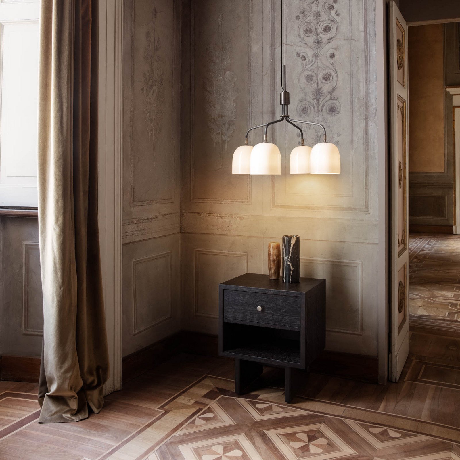 GUBI Candelabru Howard cu 4 lumini Ø 66 cm gunmetal/alb - Camera de zi / sufragerie - Design - antracit alb