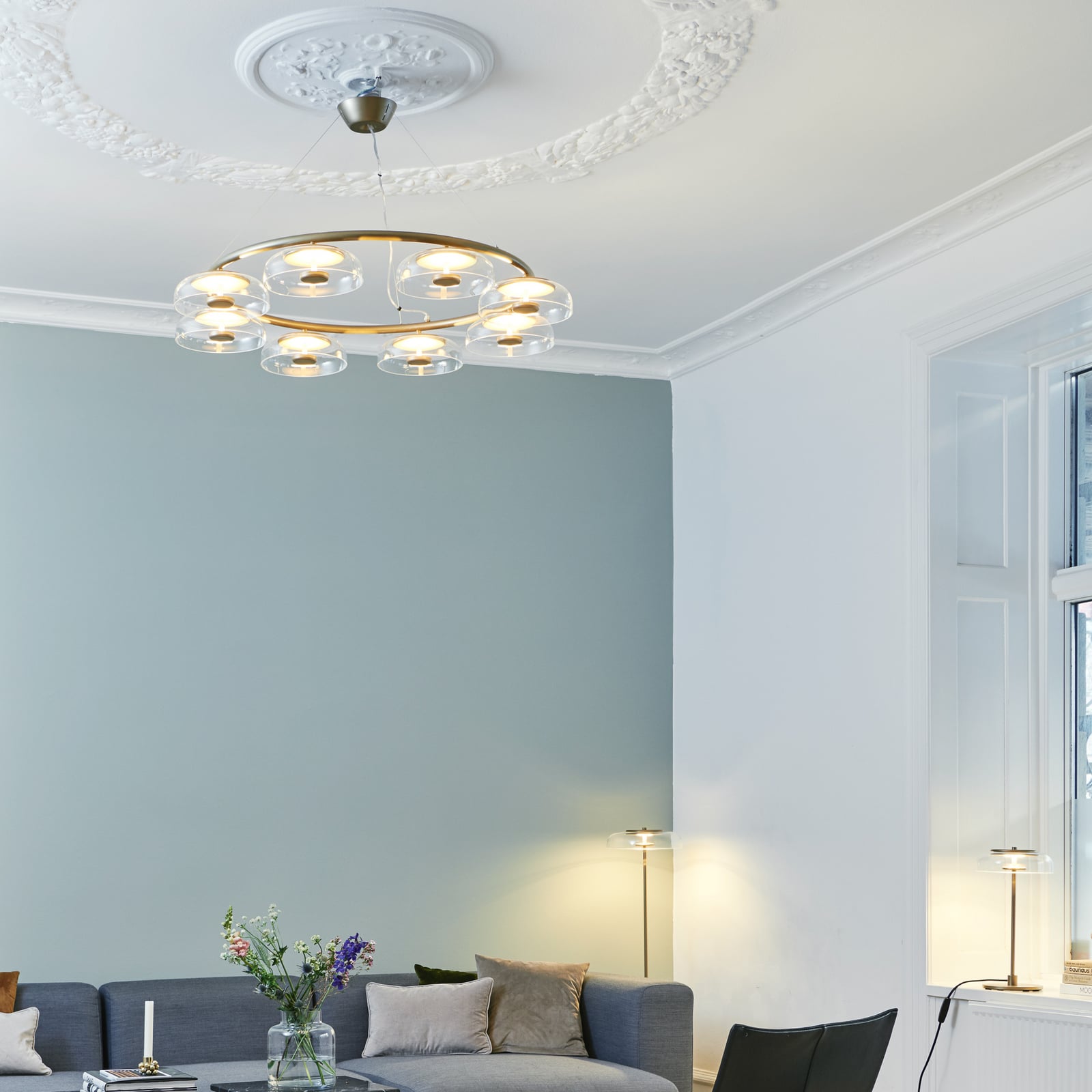 Lámpara de araña Nuura Blossi 8, dorada/transparente, Ø 103 cm, 8 luces Lámpara de araña Nuura Blossi 8, dorada/transparente, Ø 103 cm, 8 luces