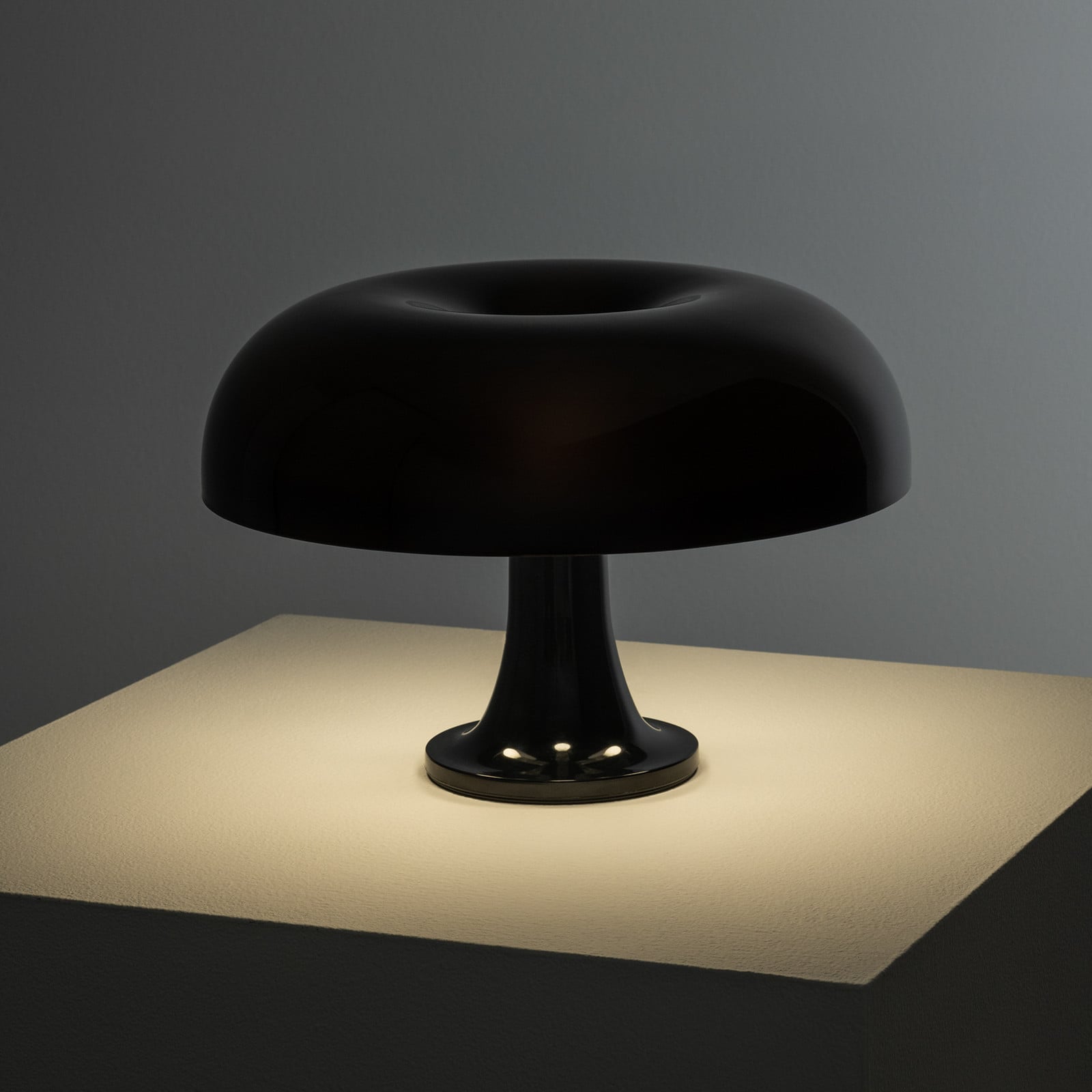 Nessino bordlampe, svart, høyde 22 cm, E14 – Artemide - Stue - Design - Plast - Med en lyskilde