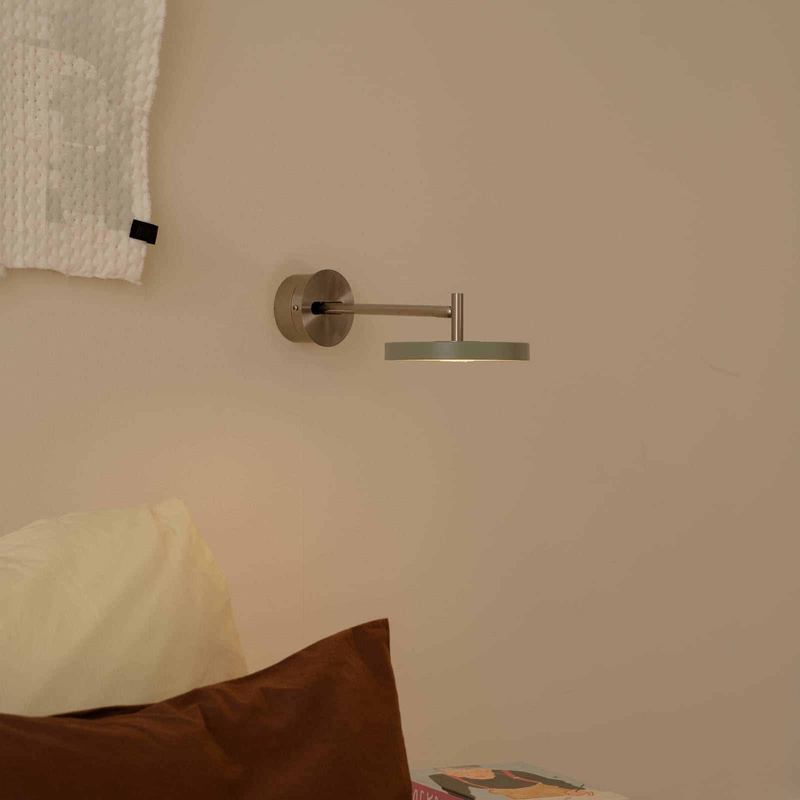 Asteria Short LED-Wandlampe, oliv, Stahl, Hardwire - UMAGE