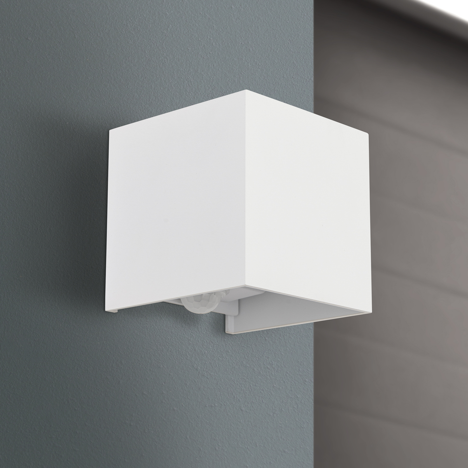 Utendørs vegglampe Cube-S, hvit, metall, bevegelsessensor