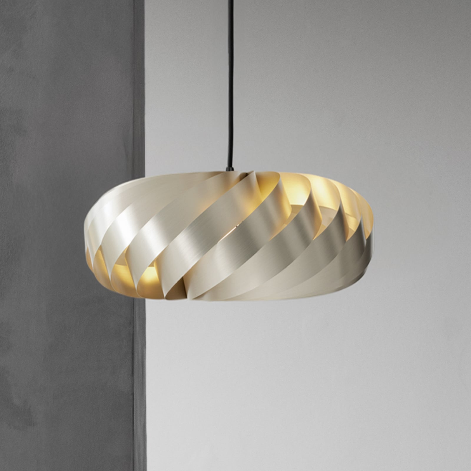 Lampada a sospensione Tom Rossau TR5, Ø 40 cm, dorata, alluminio Lampada a sospensione Tom Rossau TR5, Ø 40 cm, dorata, alluminio