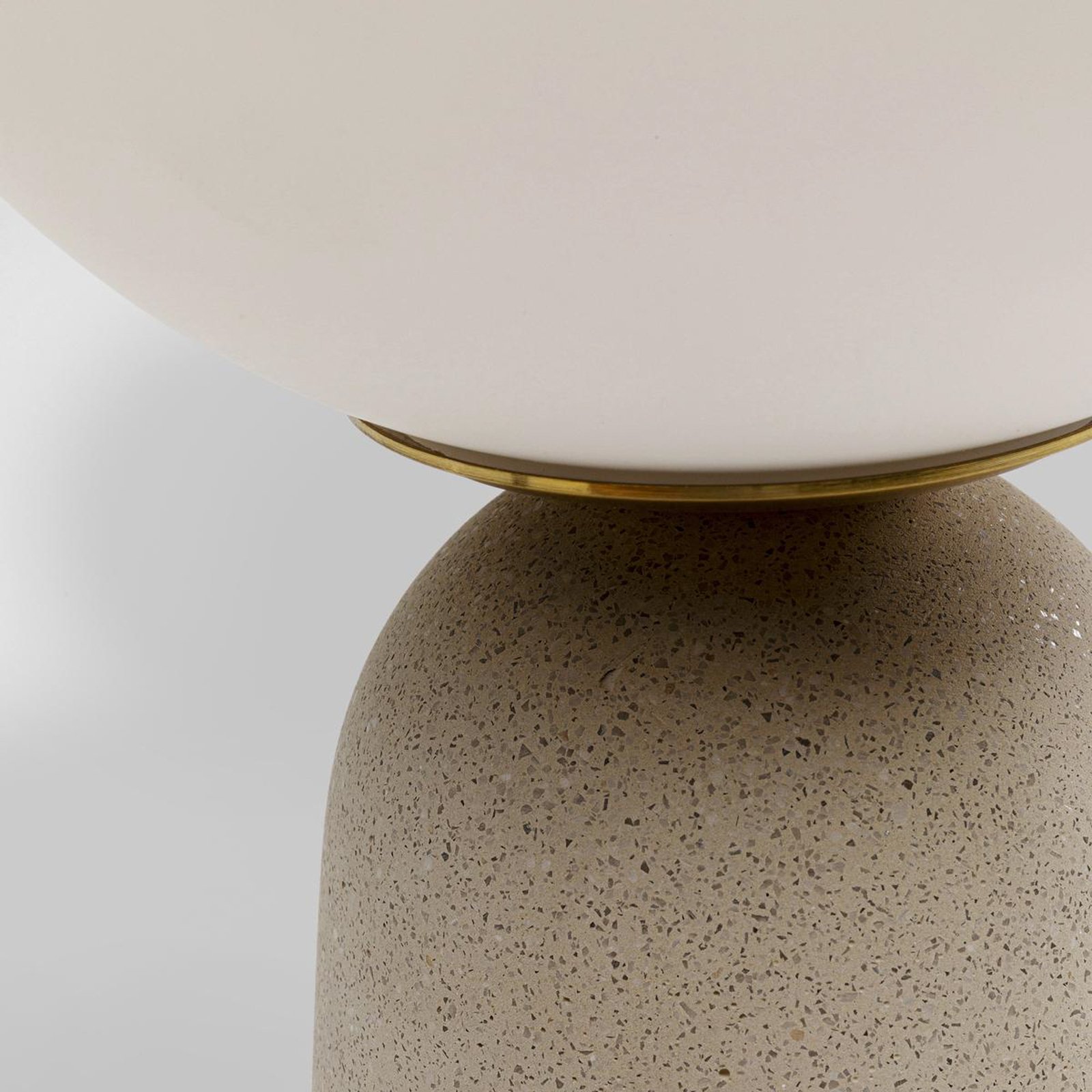 Lampada da tavolo Kare Bollie, base in cemento beige, vetro opalino