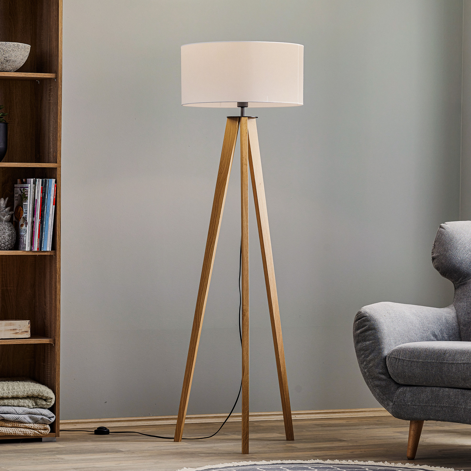 Lampadaire Maira, trépied, chêne huilé, blanc