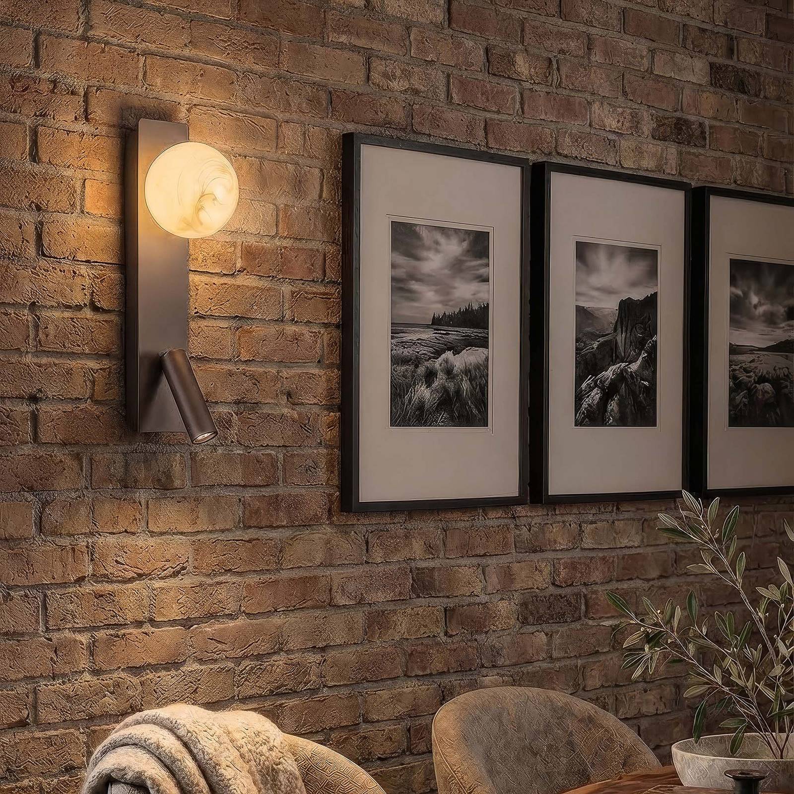Searchlight Wandlamp Carrara met glazen bol en LED leeslamp, bruin