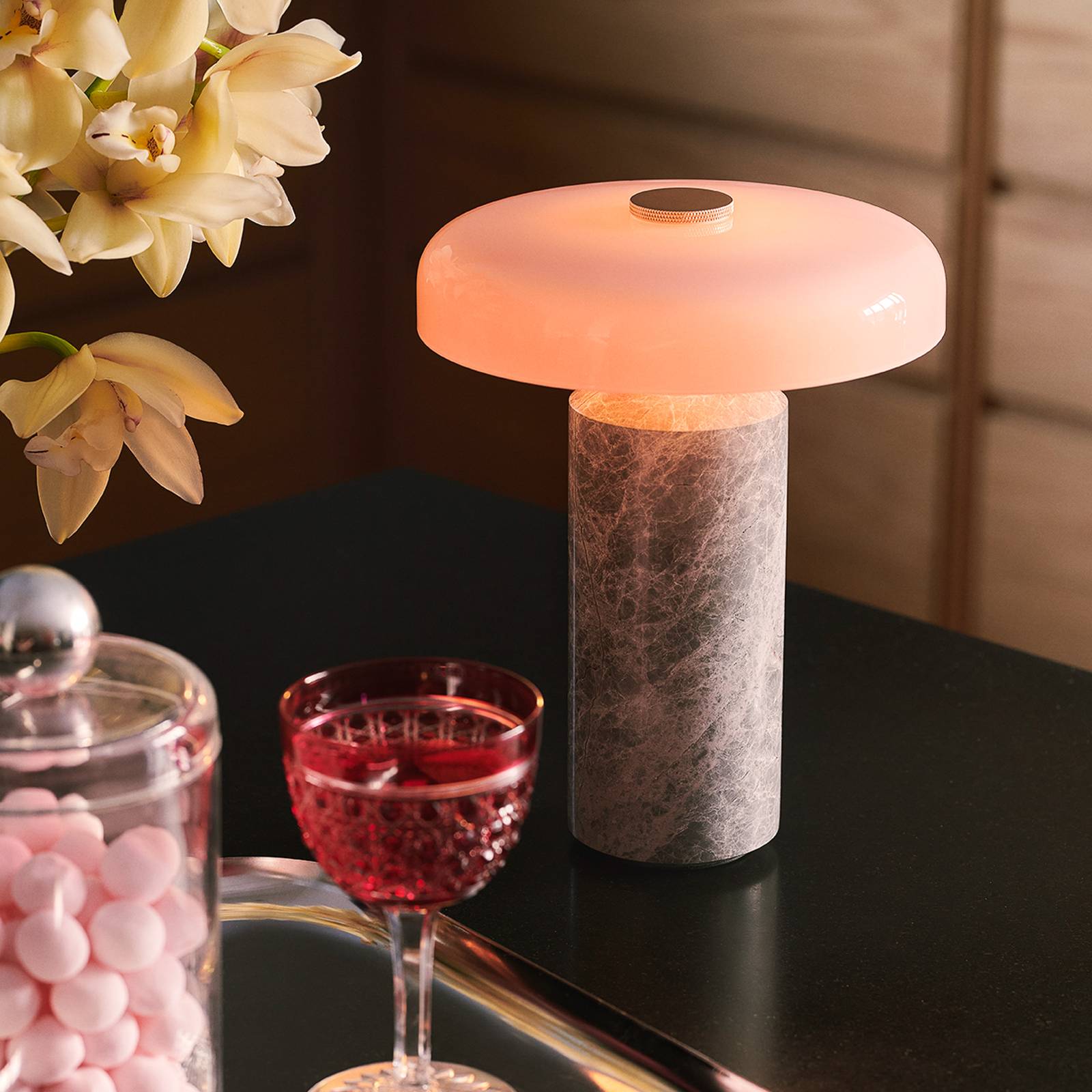 E-shop Nabíjacia stolová lampa Trip LED, sivá / ružová, mramor, sklo, IP44