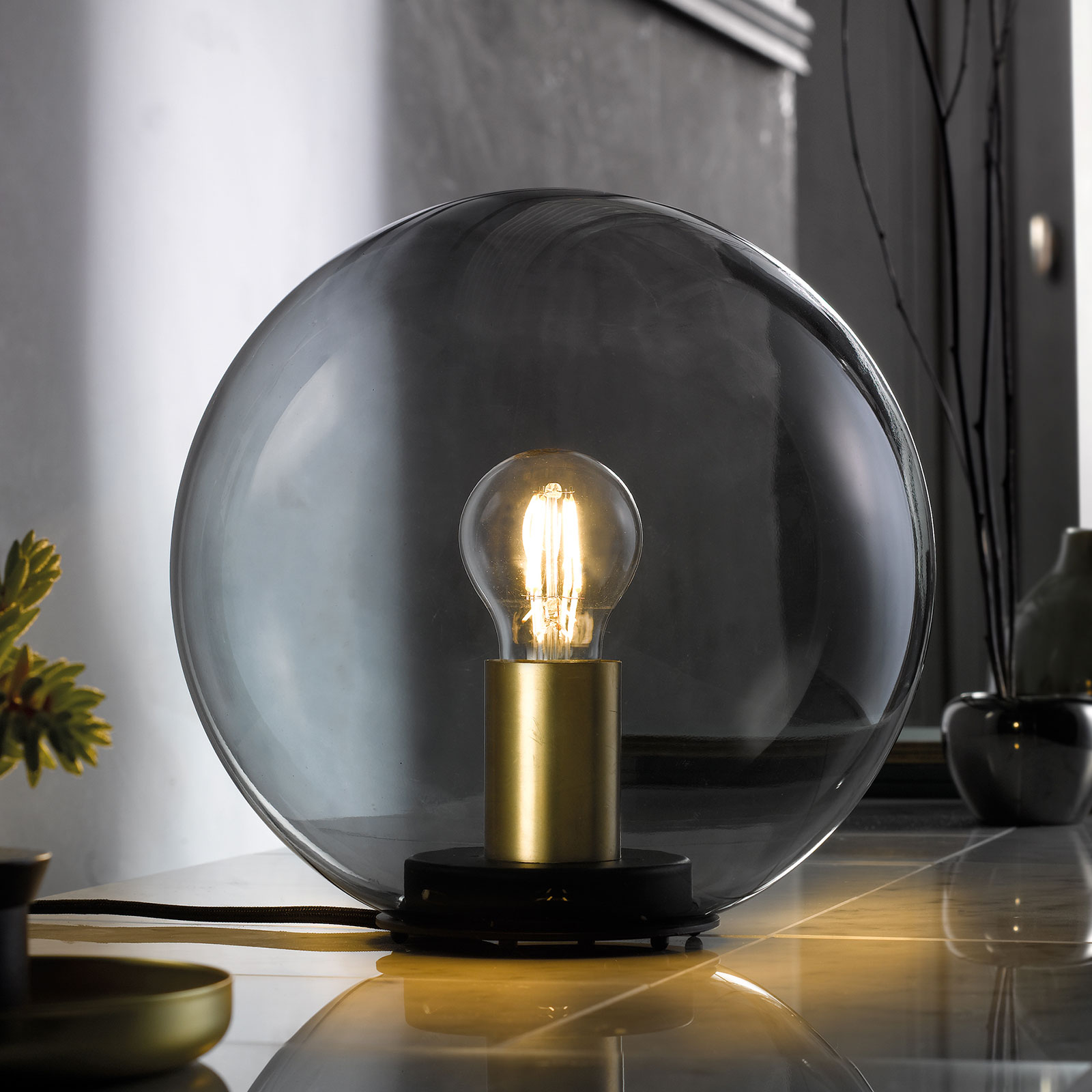 Dini table lamp with spherical glass shade