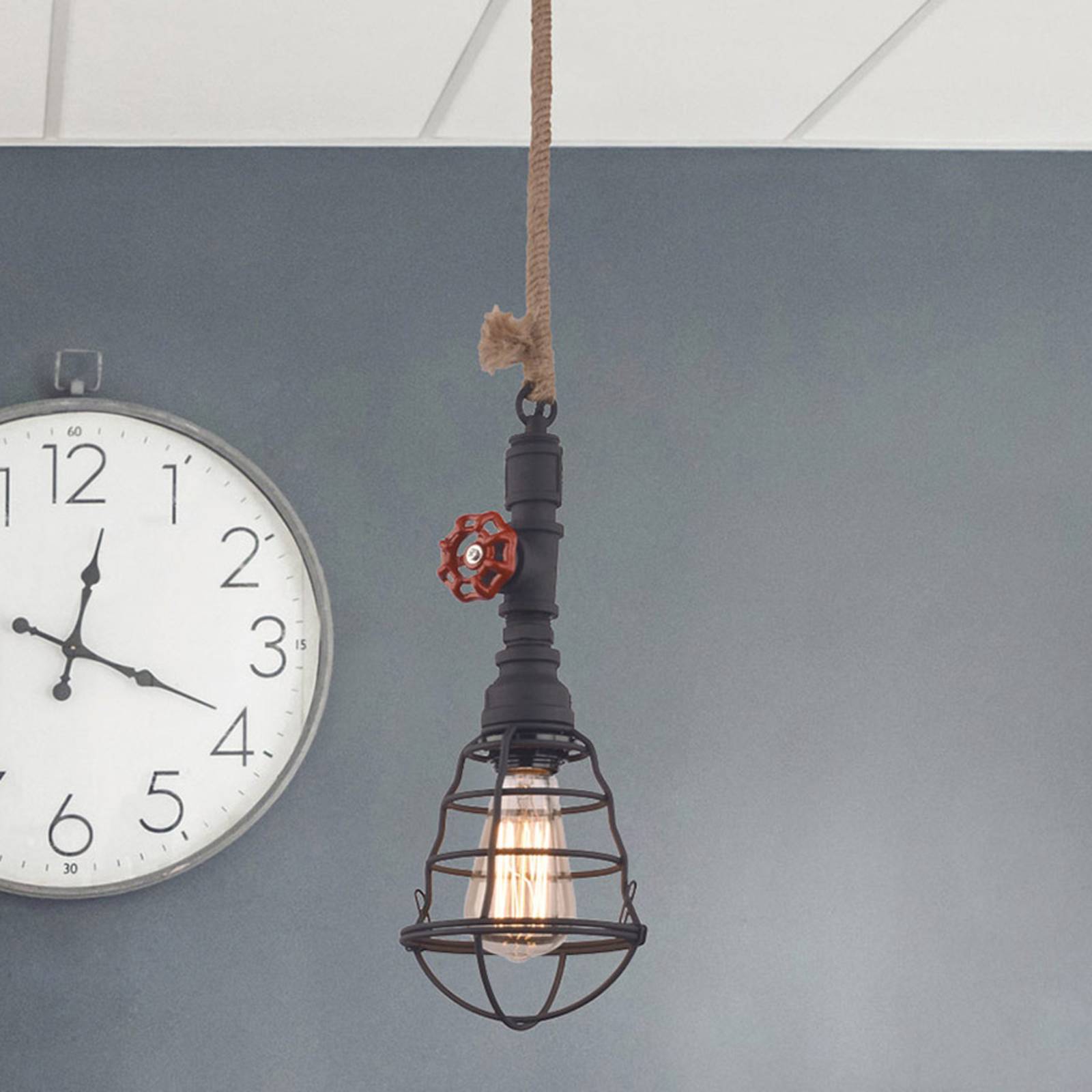 Lampa wisząca w wersji industrialnej, czarna