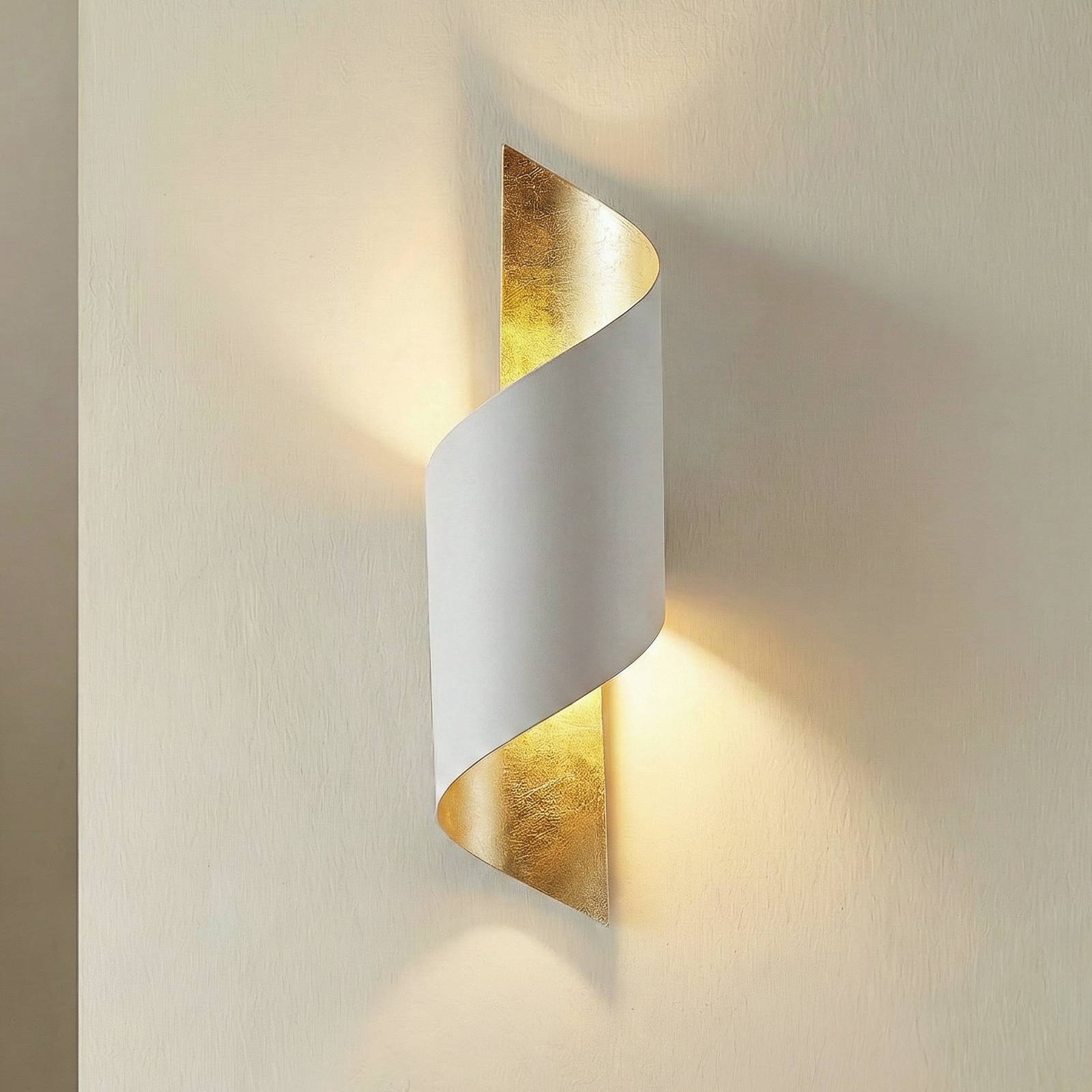 Lindby, applique murale Vanni, blanc/or, métal, hauteur 52 cm