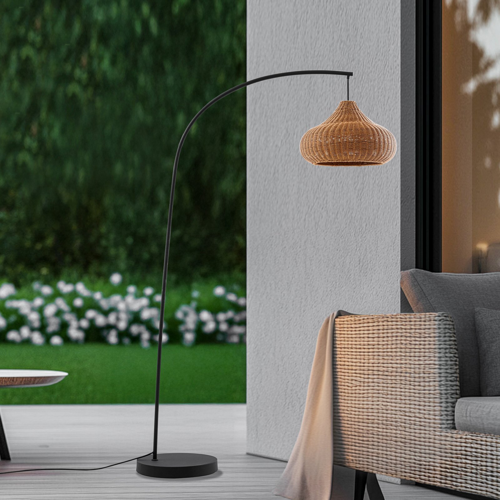 Lucande Außenstehleuchte Taniola, beige, Rattan, 195cm, IP44
