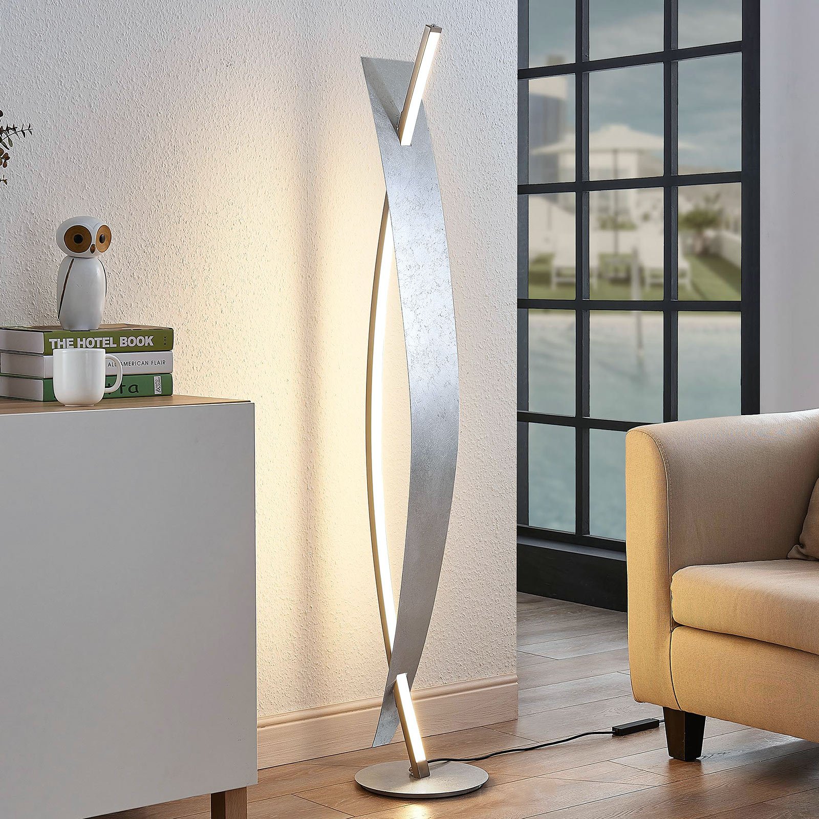 Lámpara de pie LED Marija, elegante diseño plata