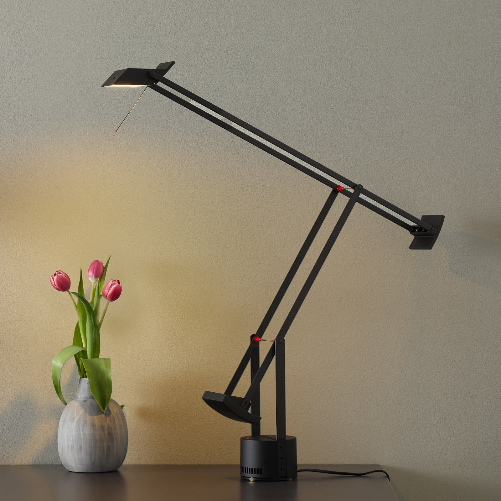 Innovadora lámpara de mesa de diseño Tizio