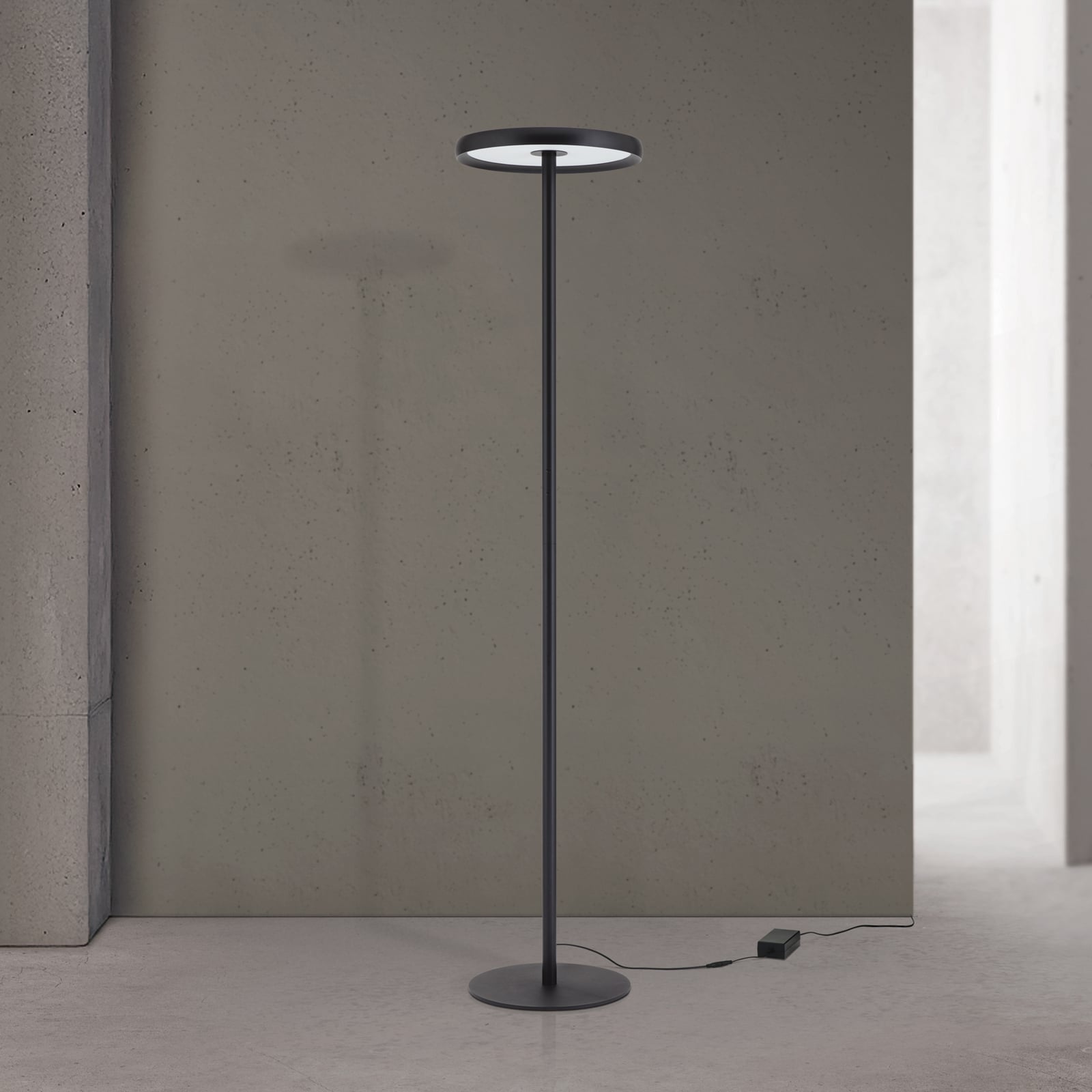 LED стояща лампа KANT, черна, височина 185 cm, CCT, димиране нагоре/надолу