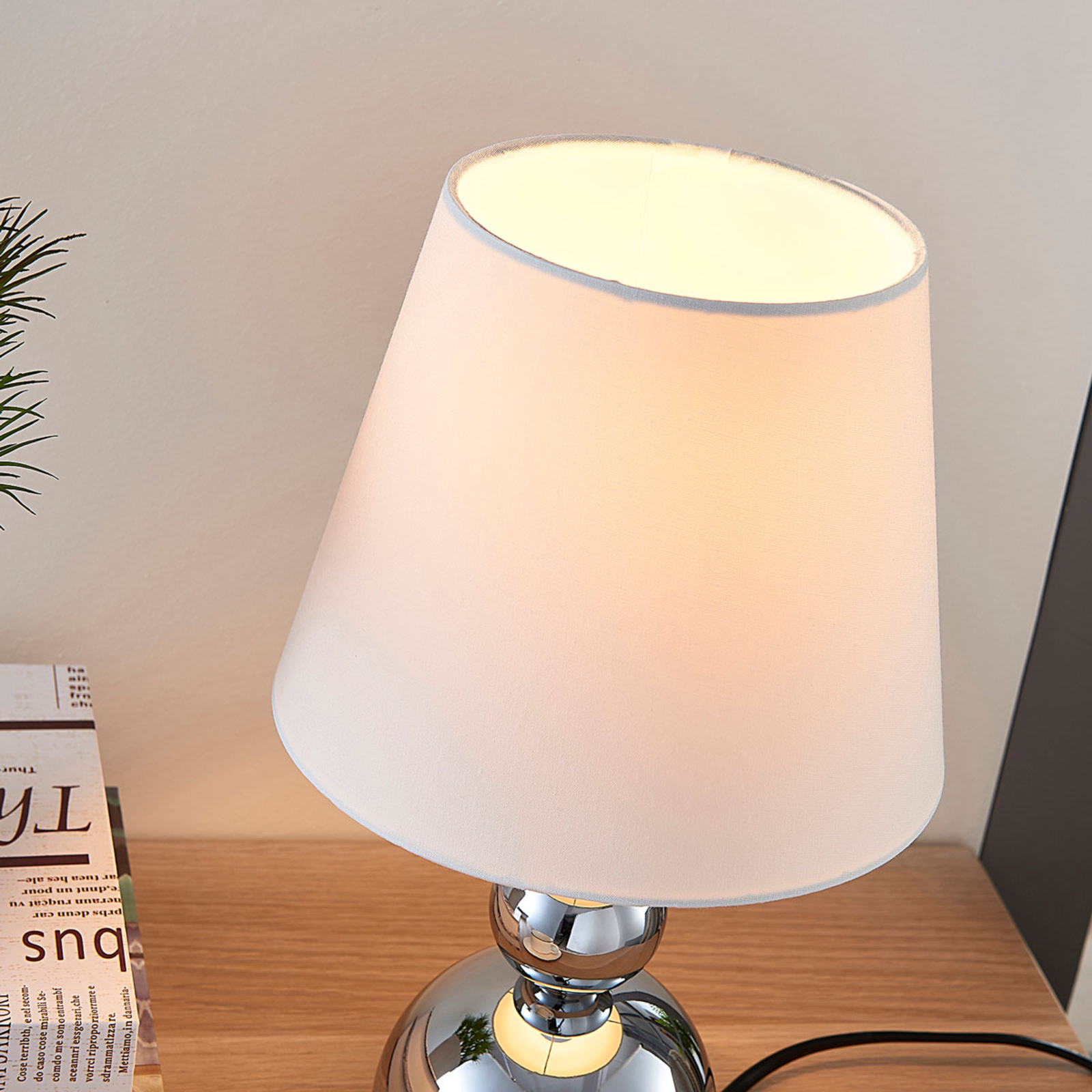 Lámpara de mesa Andor tela blanca con base cromada