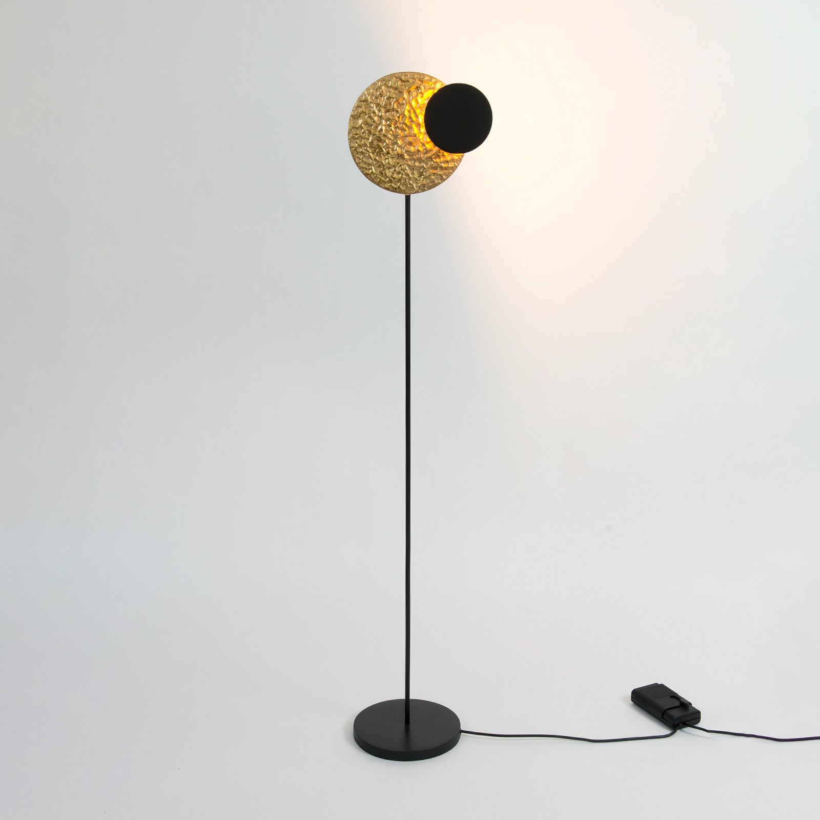 LED-lattiavalo INFINITY TERRA musta/kultainen, korkeus 132 cm, metallia