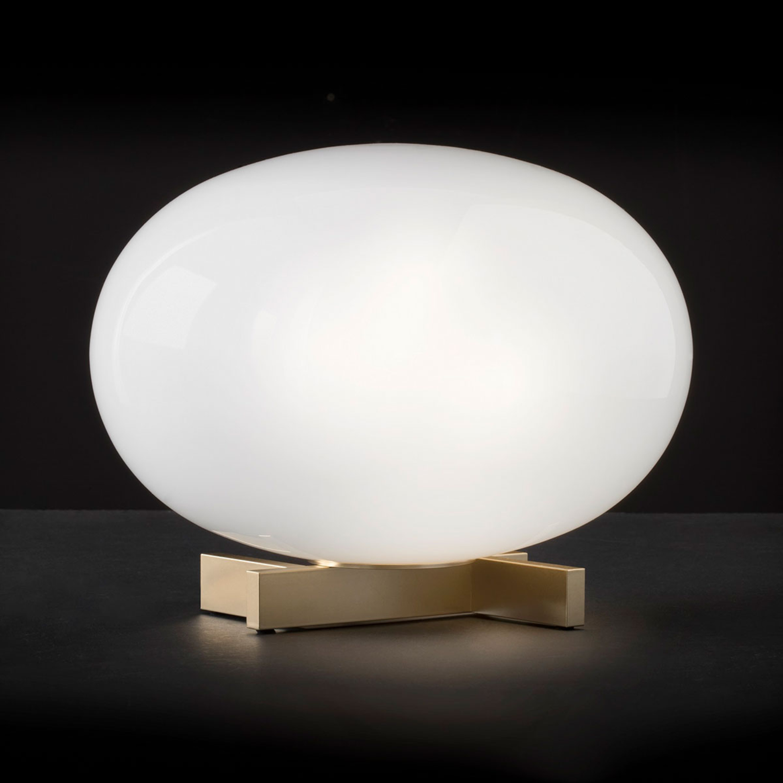 Oluce Alba - stolna lampa od opalnog stakla, prigušiva