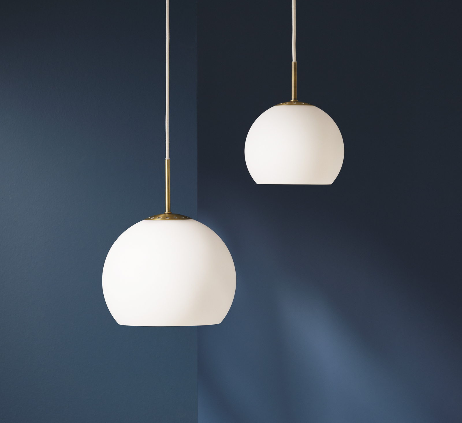 FRANDSEN hanging light Ball, opal white, Ø 25 cm, glass