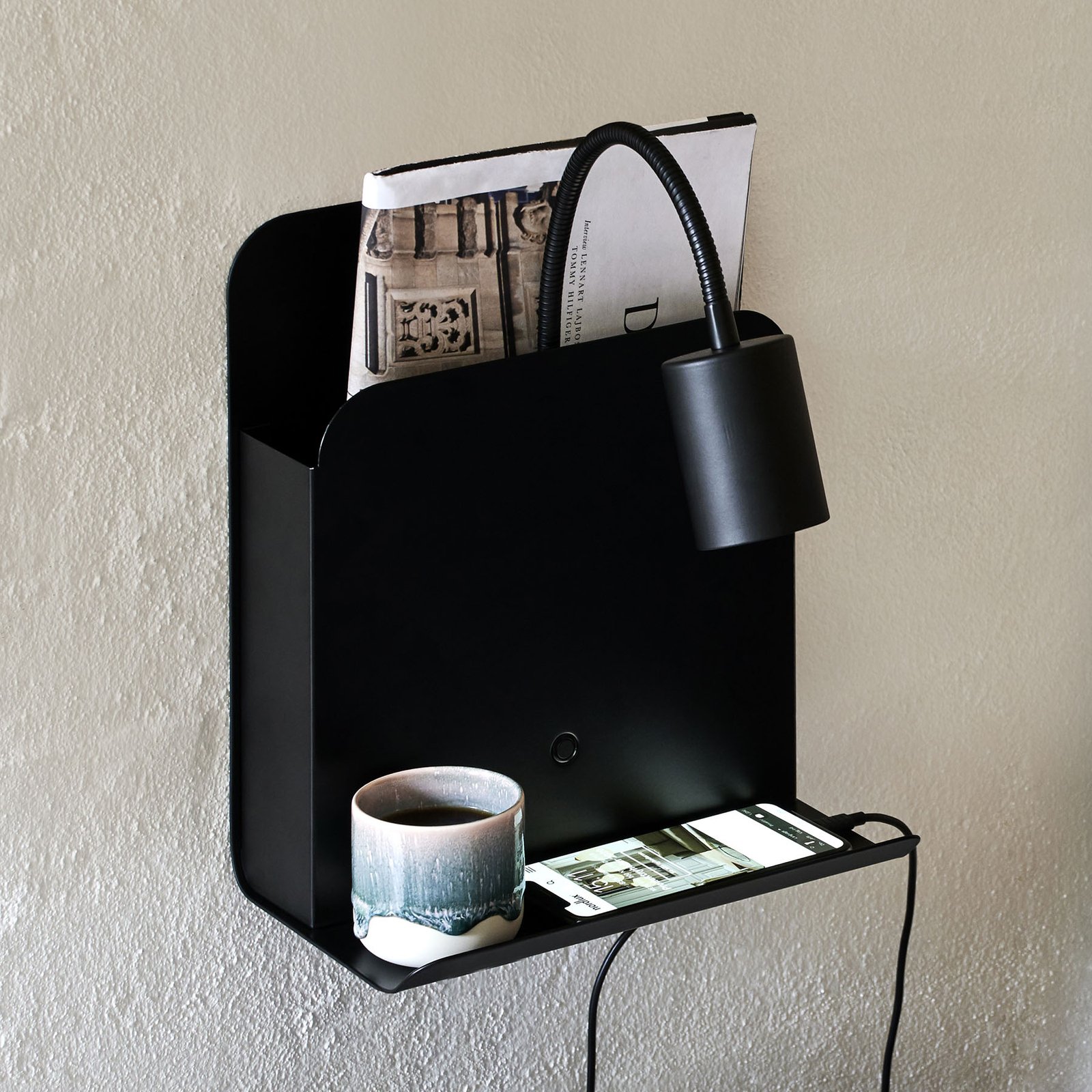 Lámpara de pared Roomi con estante y USB, negro