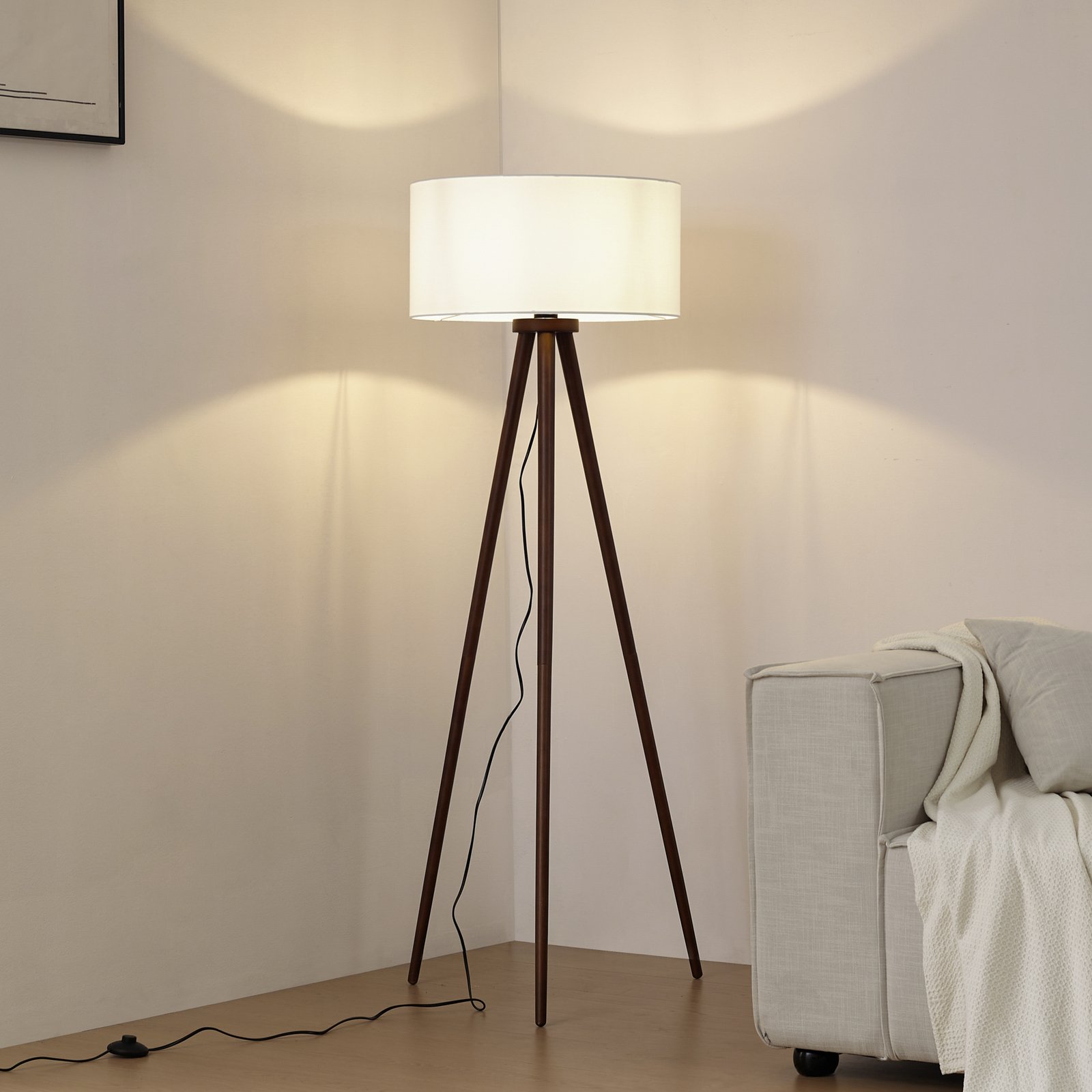 Lindby Stehleuchte Charlia, weiß, Wallnussholz, Höhe 150 cm