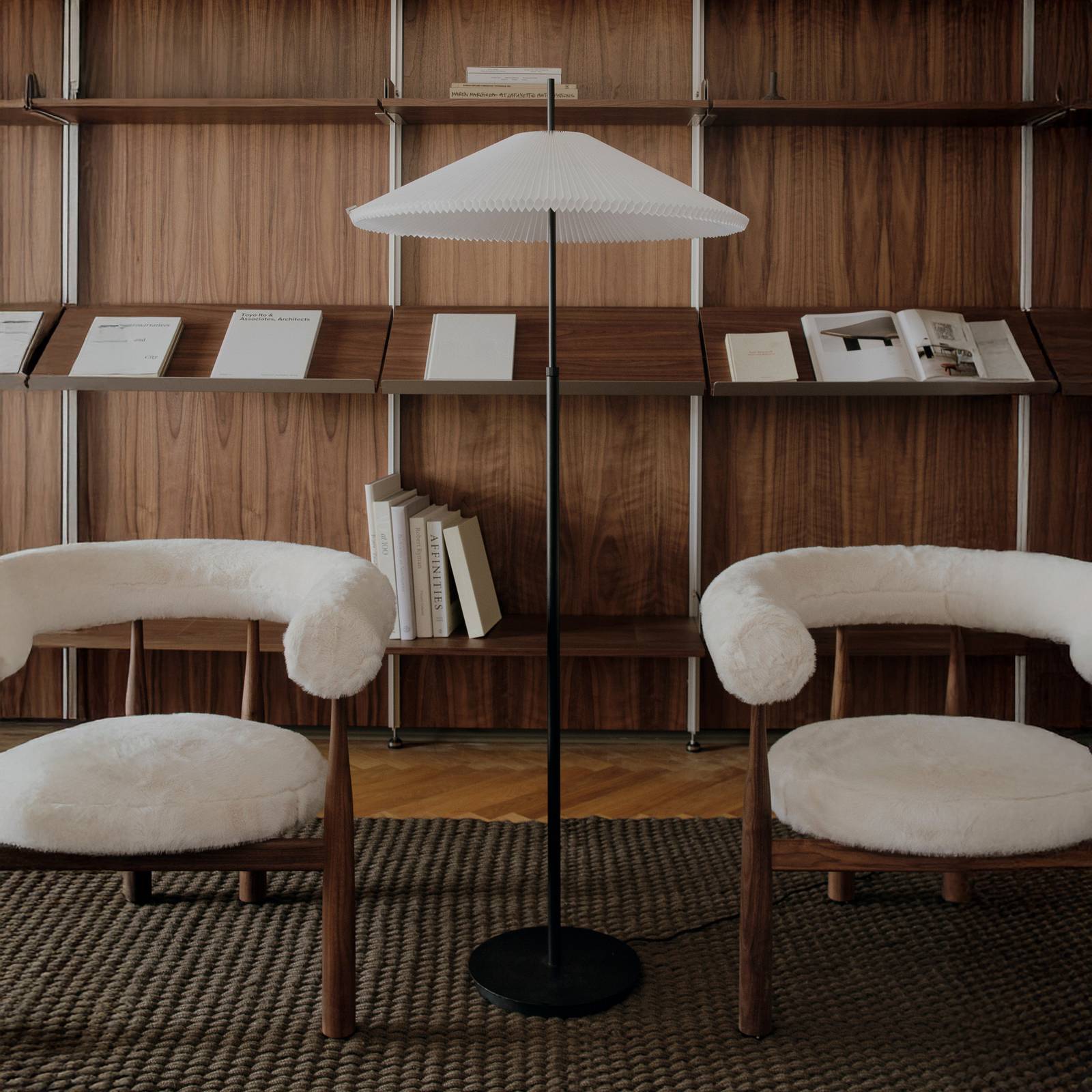 New Works LED vloerlamp Nebra, zwart/wit, 150 cm, textiel