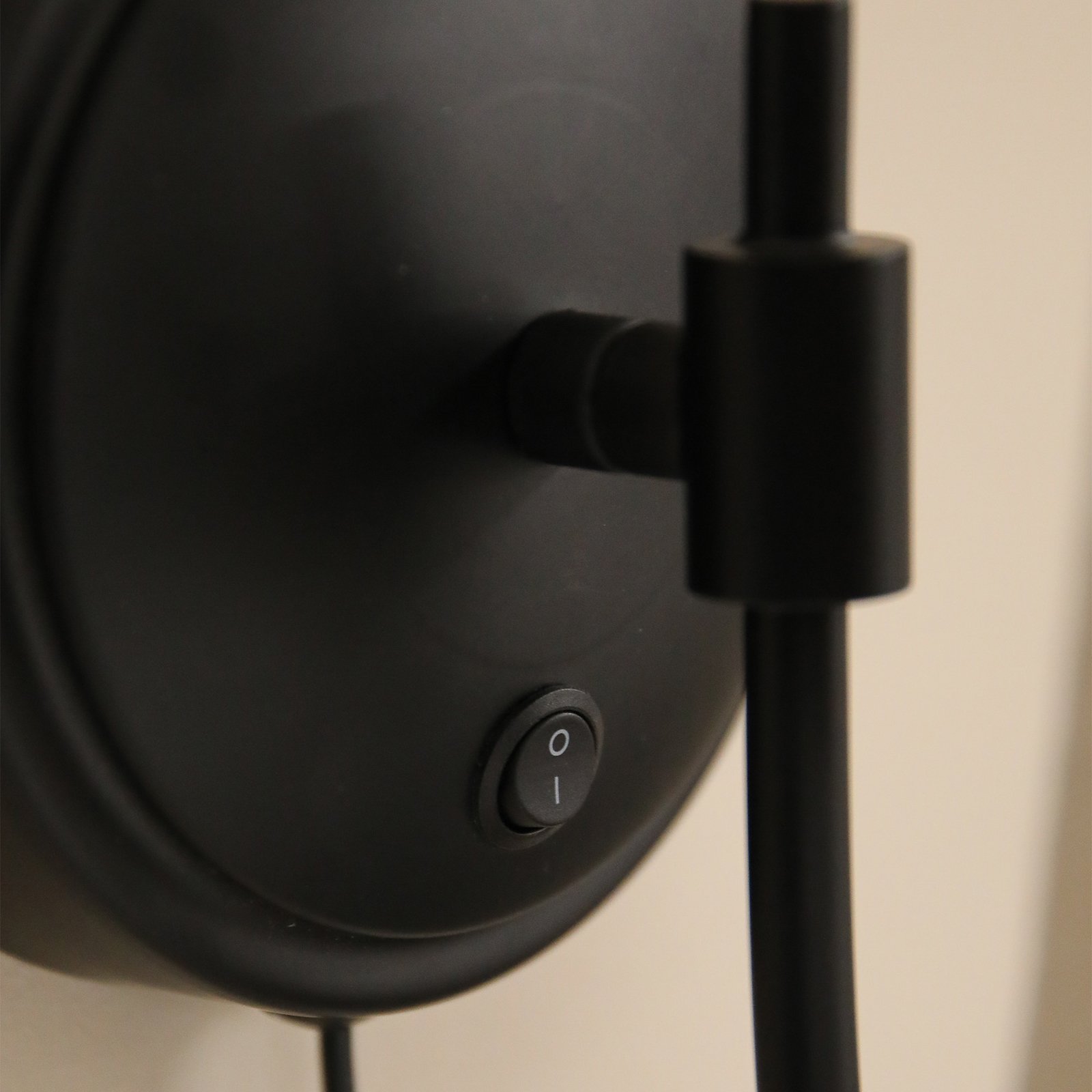 Markslöjd nástenné svetlo Amar, béžová/čierna, zástrčka, E14