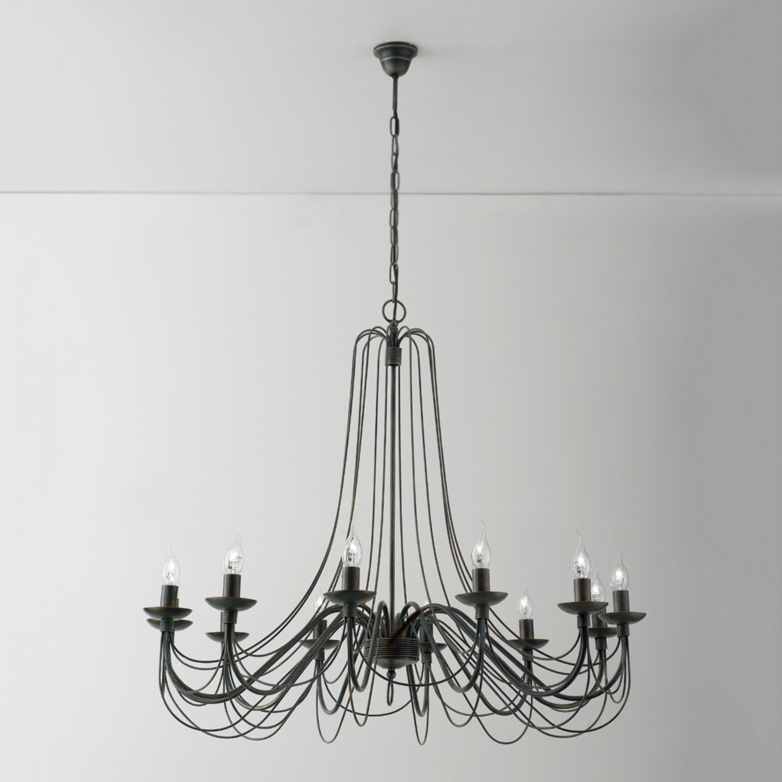 Lámpara de araña Antonina en diseño antiguo