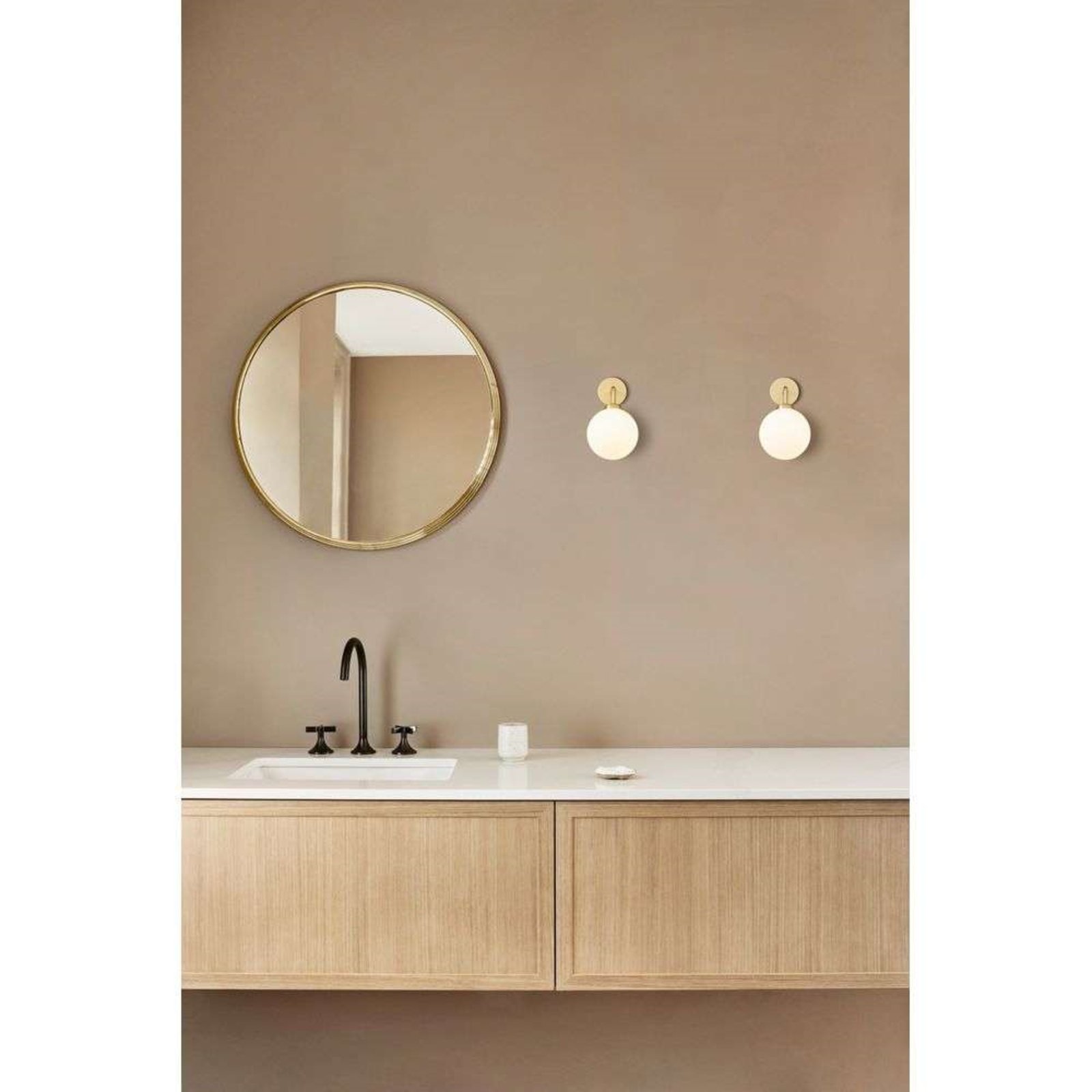 Nuura wandlamp Apiales vast bedraad 22 cm, messing/opaal