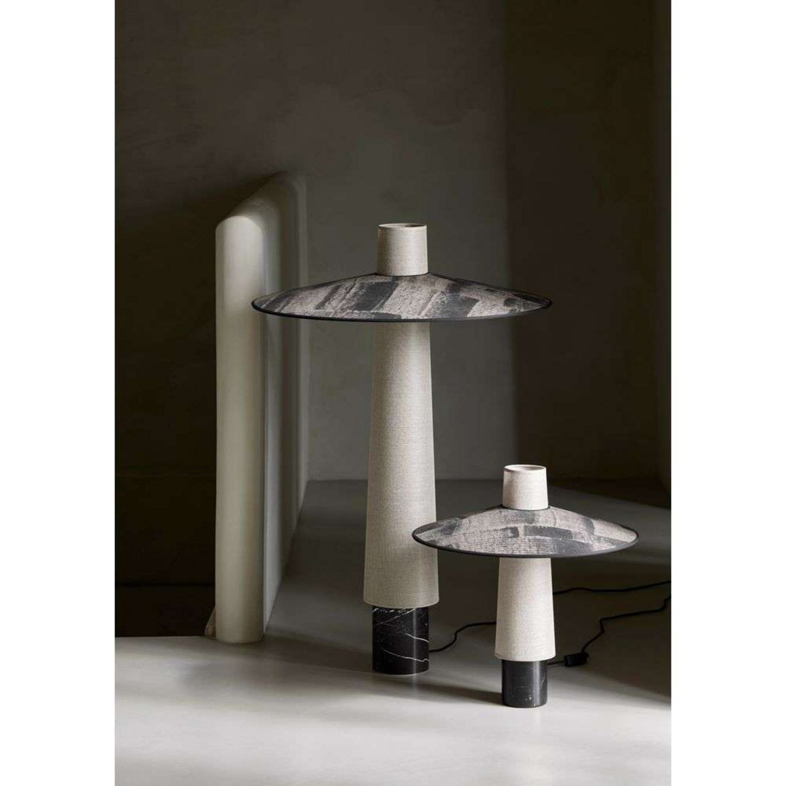 Thesee Golvlampa Graphite - Forestier