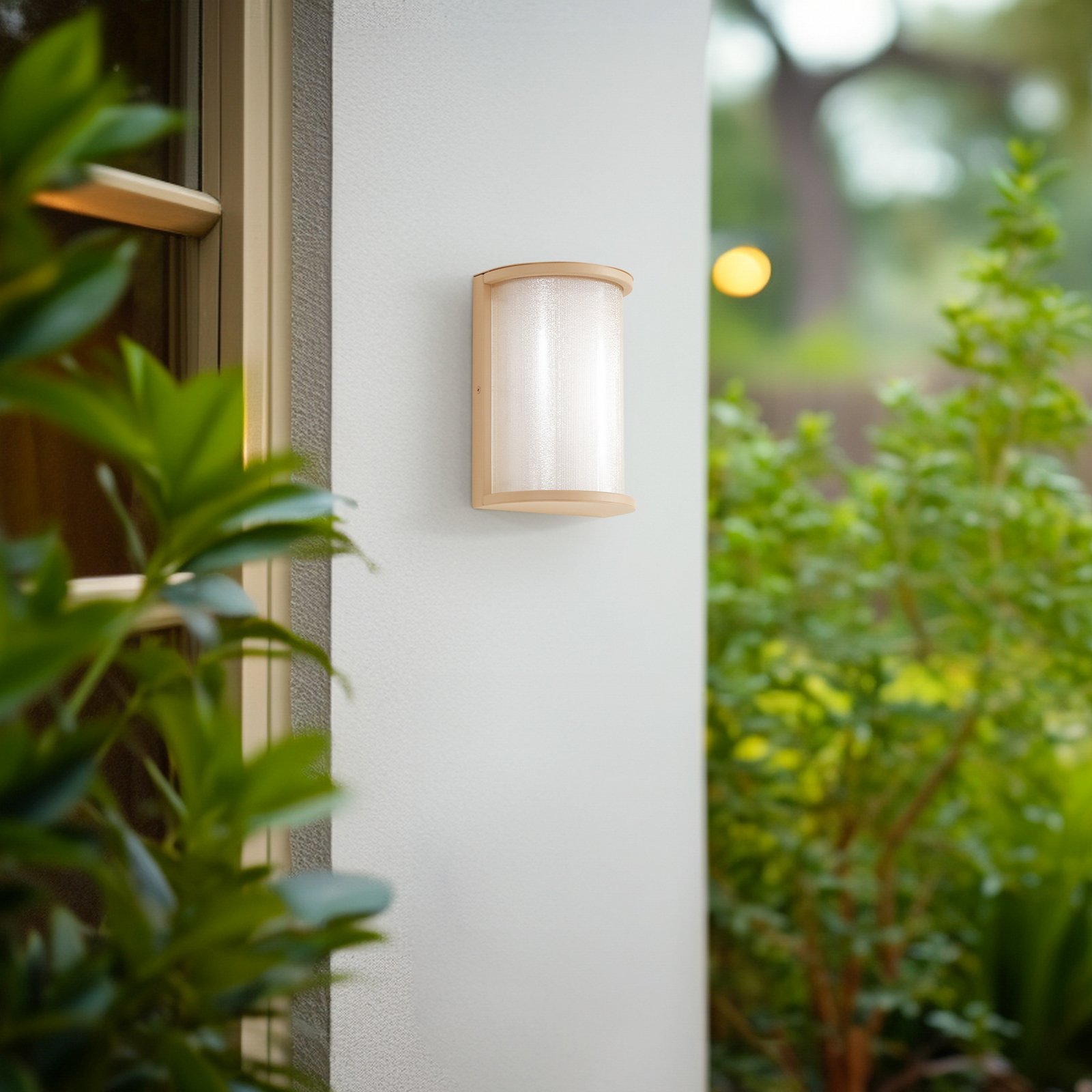 Calvik udendørs LED-væglampe, IP44, beige, 24 cm, riflet - Lindby